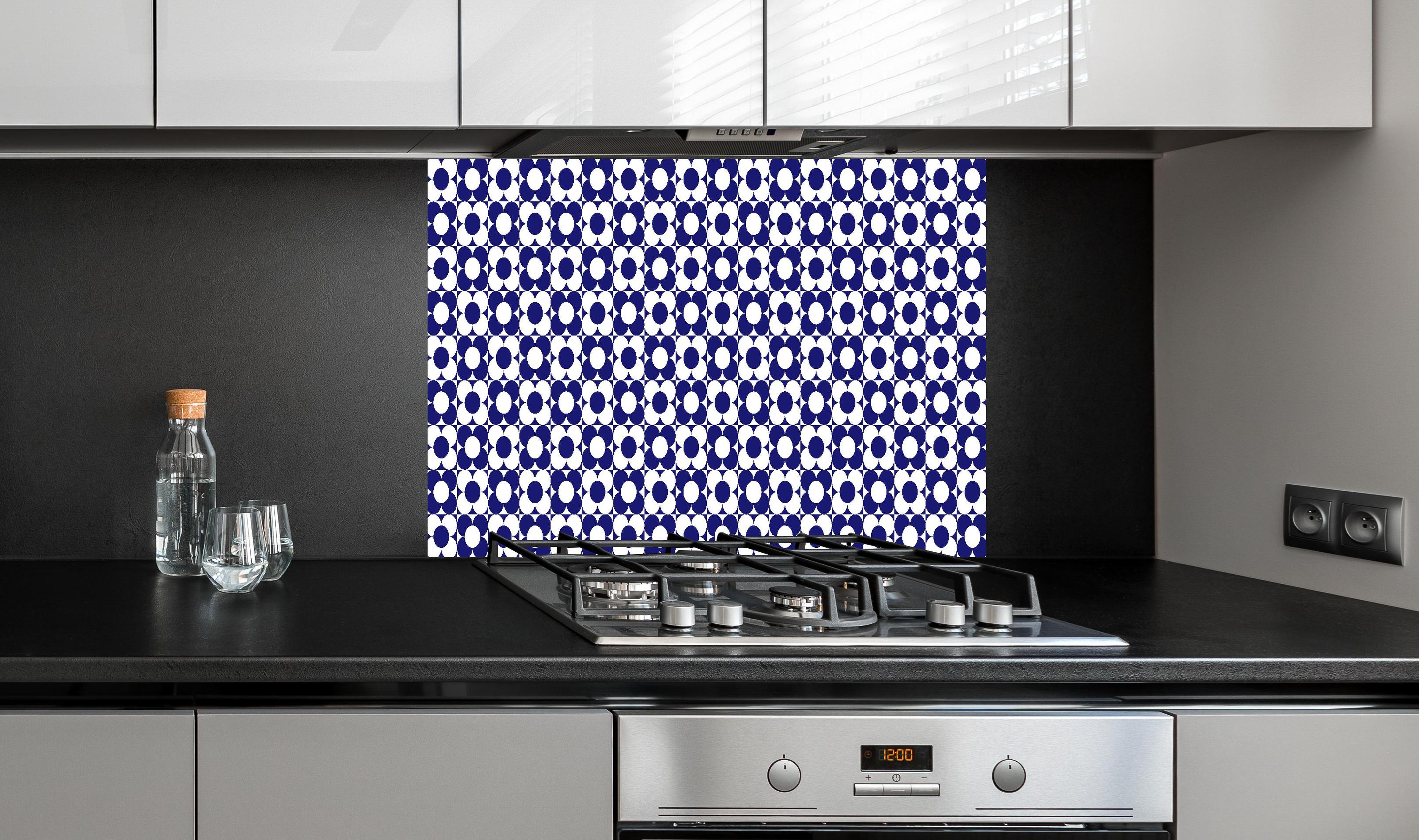 Spritzschutz - Retro Primavera Zaffiro hinter einem Cerankochfeld zwischen Holz-Kochutensilien