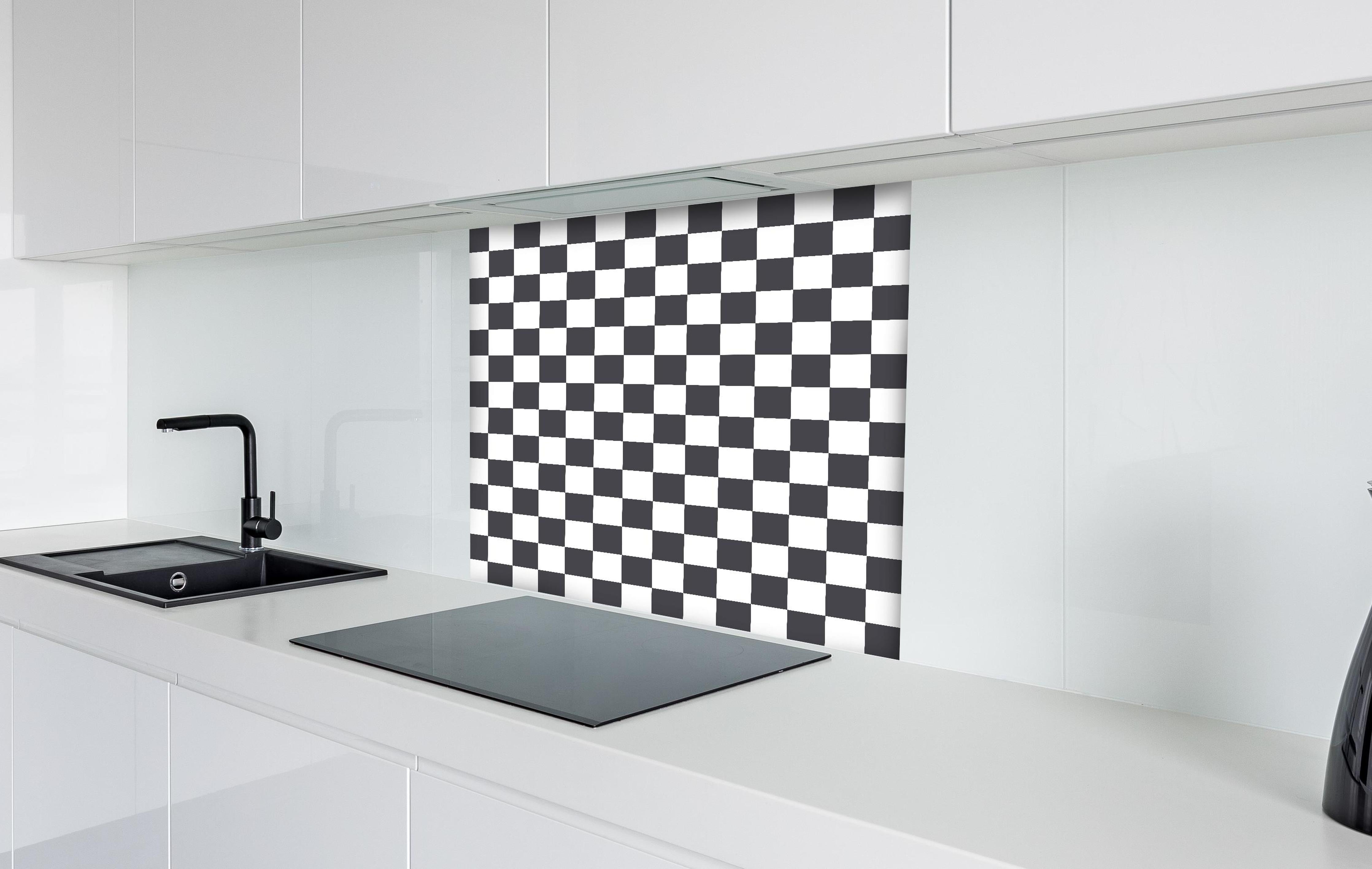 Spritzschutz - Retro Scacco Antracite hinter einem Cerankochfeld zwischen Holz-Kochutensilien
