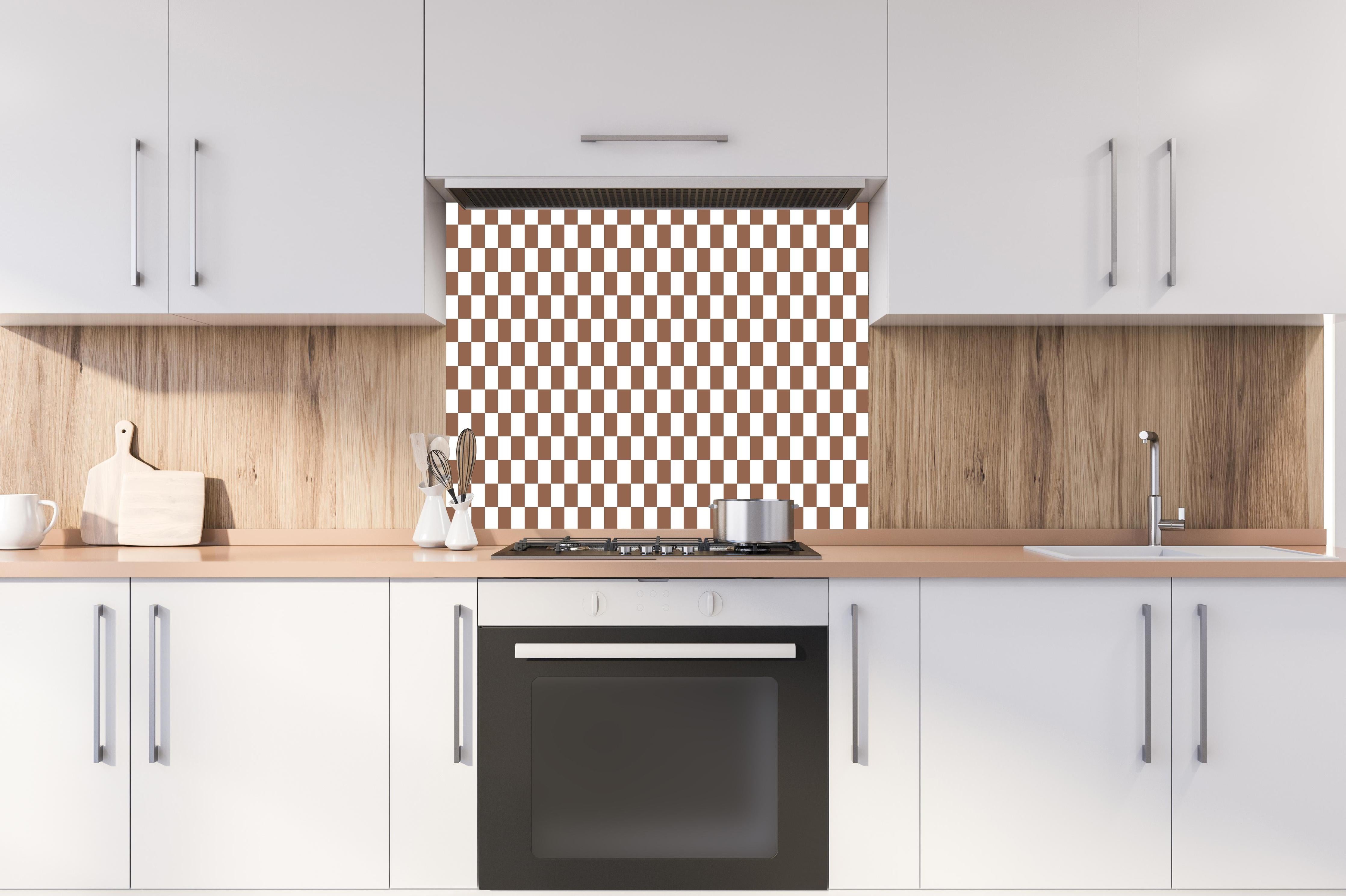 Spritzschutz - Retro Scacco Cannella hinter einem Cerankochfeld zwischen Holz-Kochutensilien