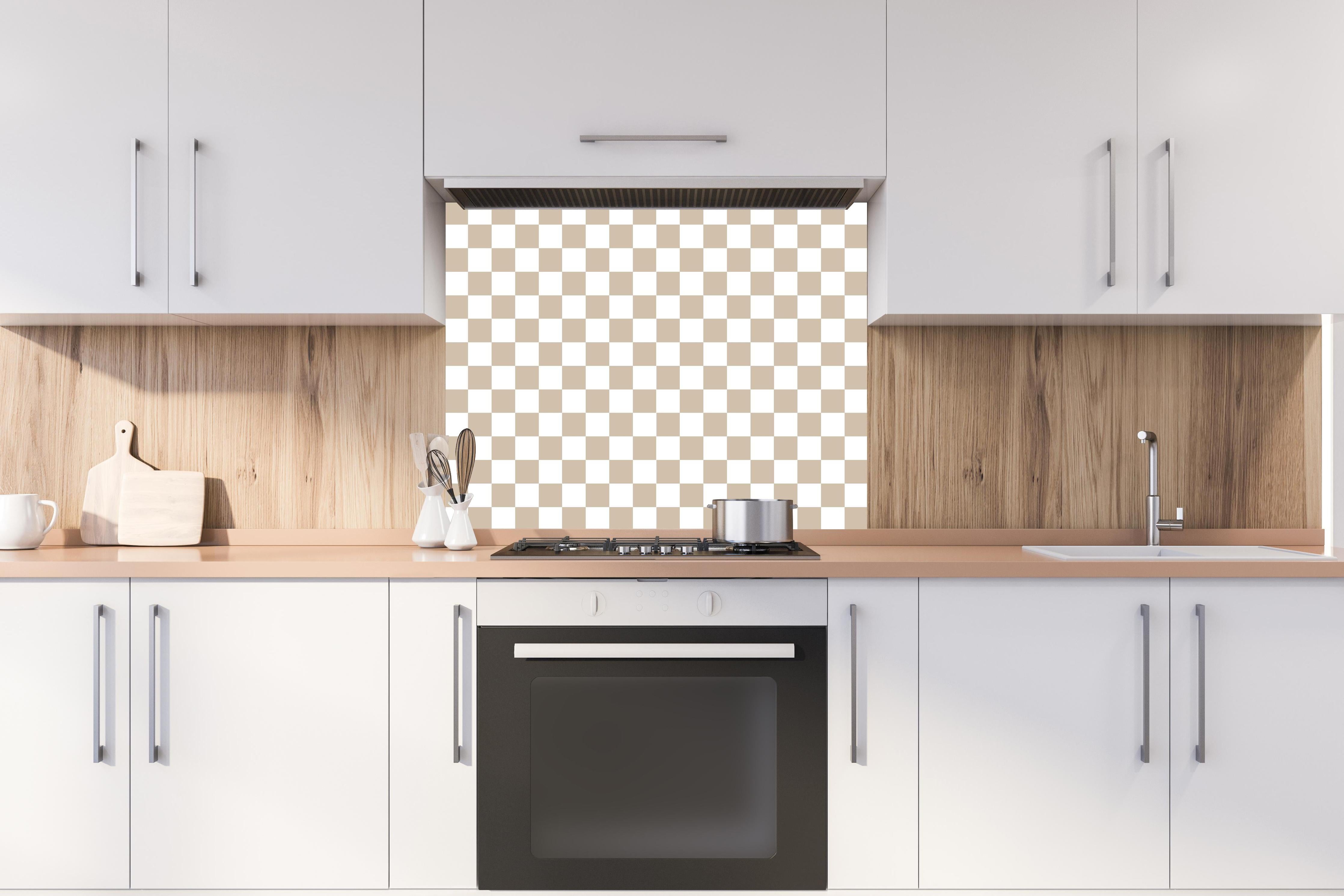 Spritzschutz - Retro Scacco Cappuccino hinter einem Cerankochfeld zwischen Holz-Kochutensilien