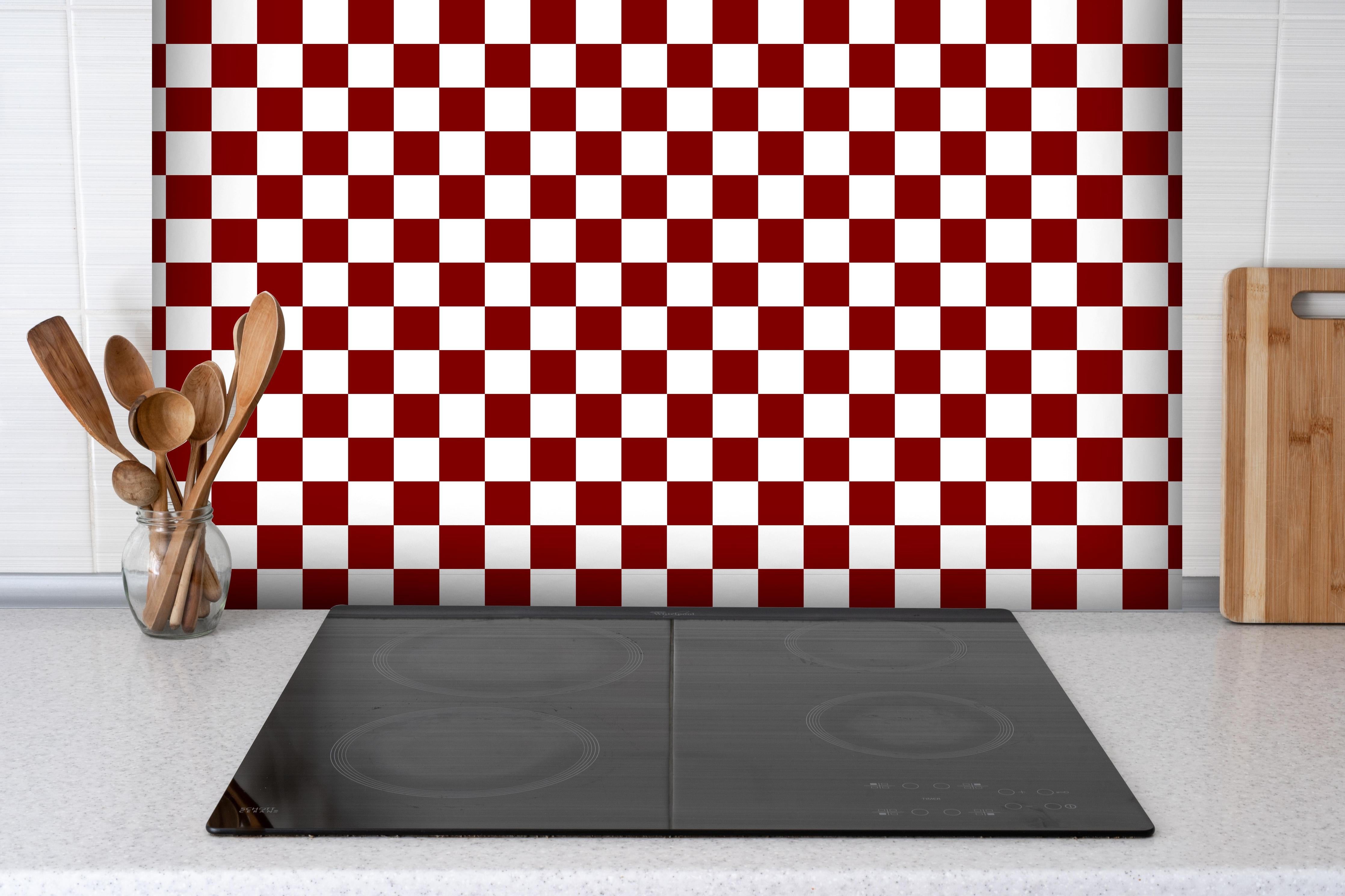 Spritzschutz - Retro Scacco Granata hinter einem Cerankochfeld zwischen Holz-Kochutensilien