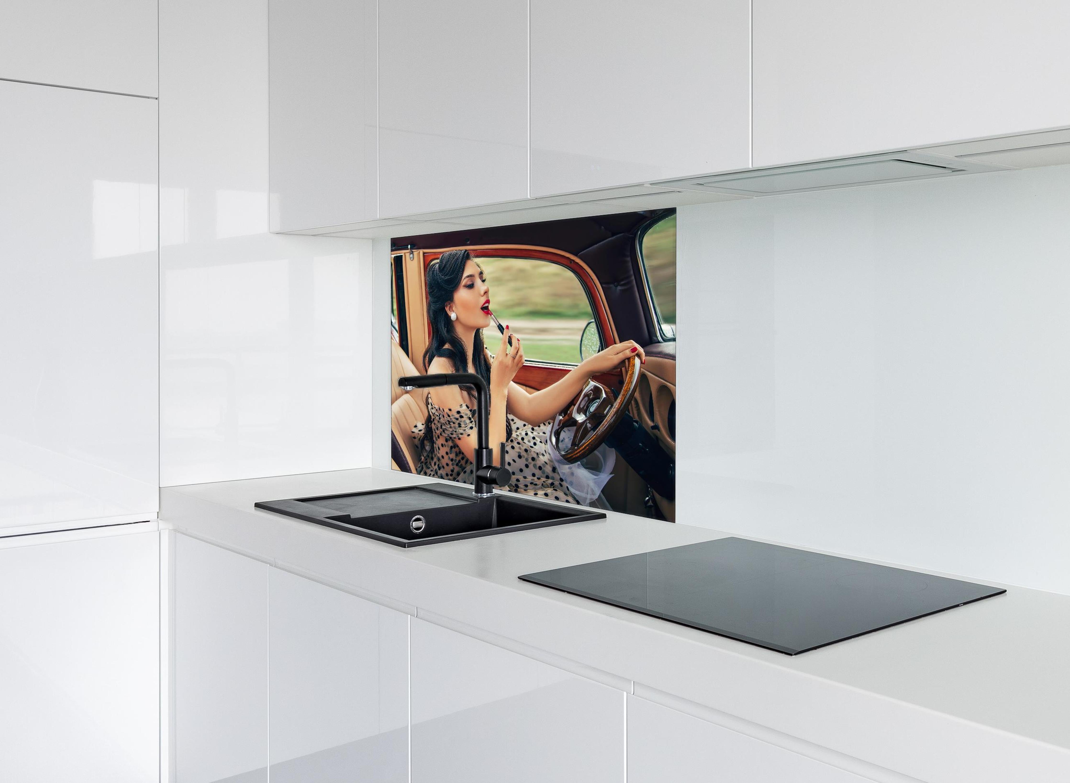 Spritzschutz - Retro Schönheit mit Autolenkrad und Lippenstift hinter einem Cerankochfeld zwischen Holz-Kochutensilien