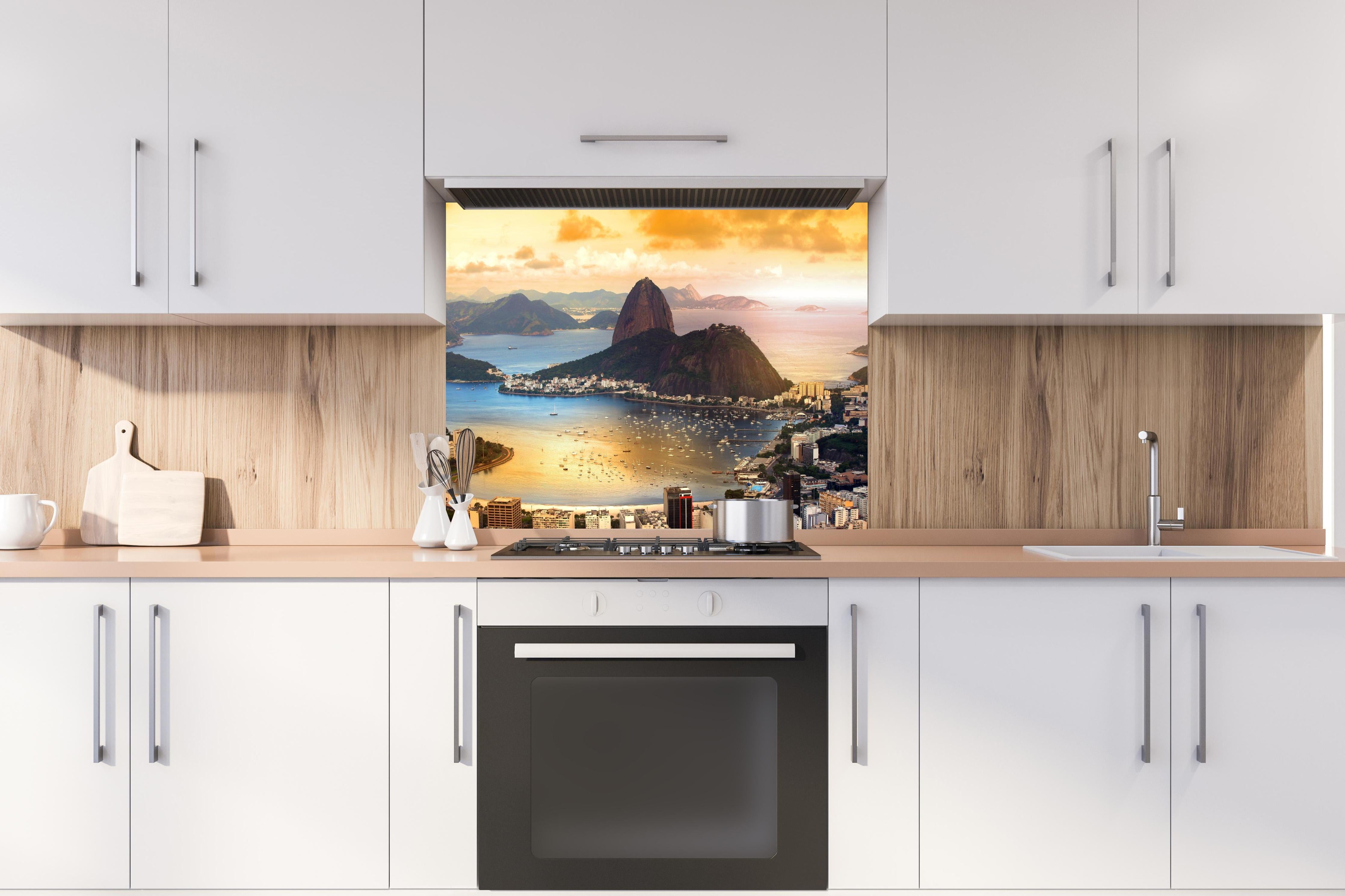 Spritzschutz - Rio De Janeiro - Panorama hinter einem Cerankochfeld zwischen Holz-Kochutensilien