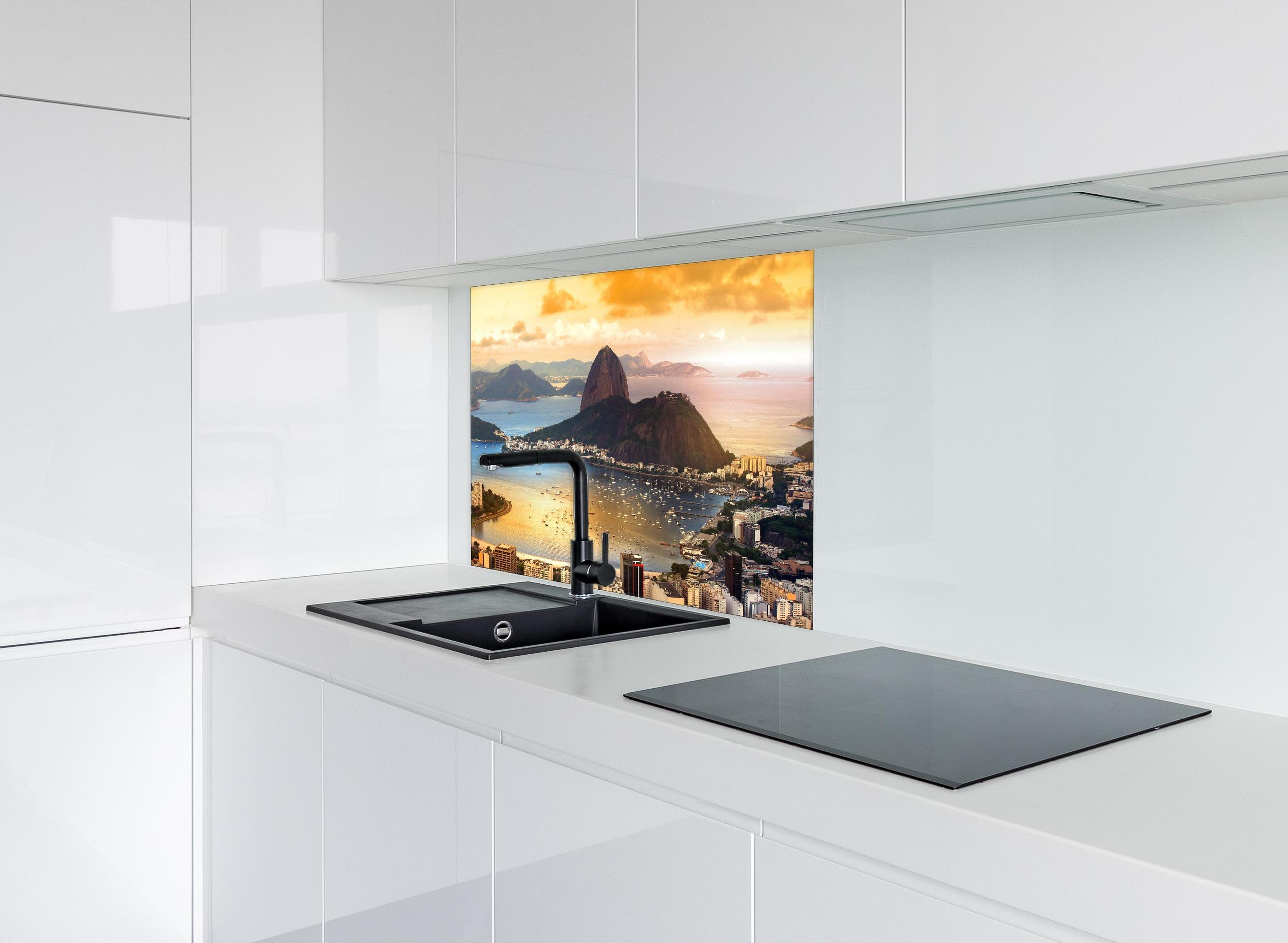 Spritzschutz - Rio De Janeiro - Panorama hinter einem Cerankochfeld zwischen Holz-Kochutensilien