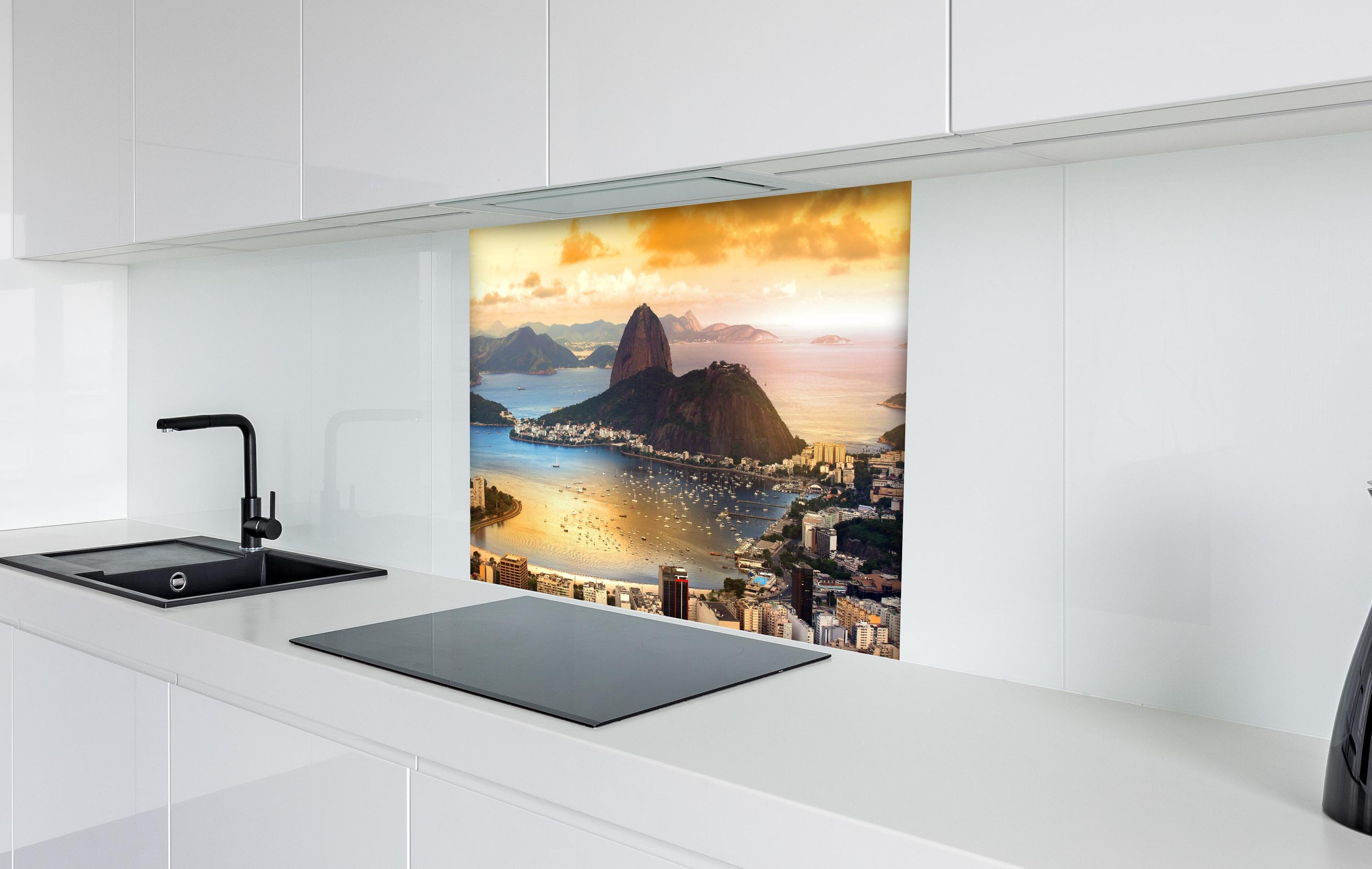 Spritzschutz - Rio De Janeiro - Panorama hinter einem Cerankochfeld zwischen Holz-Kochutensilien