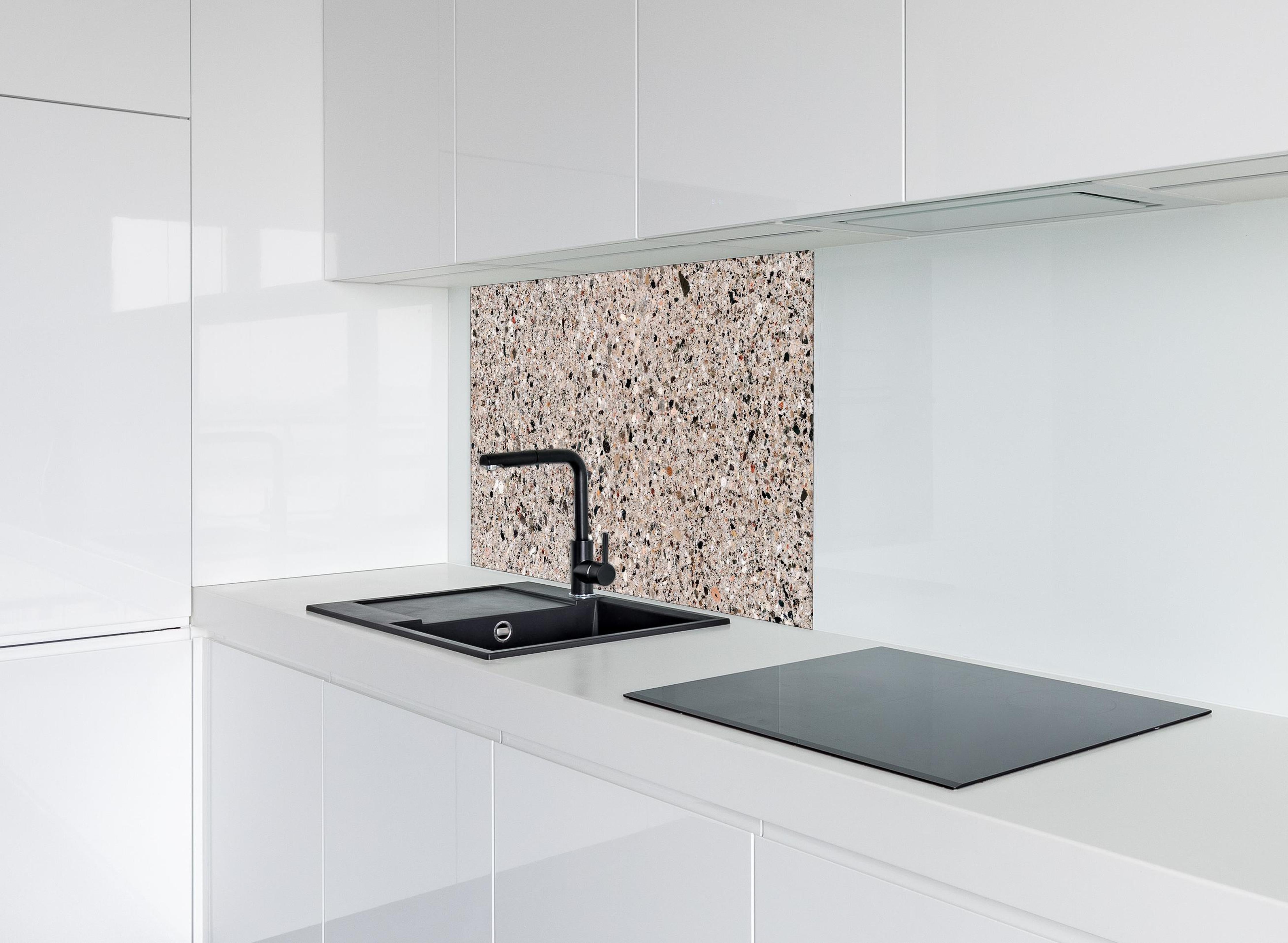 Spritzschutz - Robuste Beige Terrazzo Oberflächenstruktur hinter einem Cerankochfeld zwischen Holz-Kochutensilien