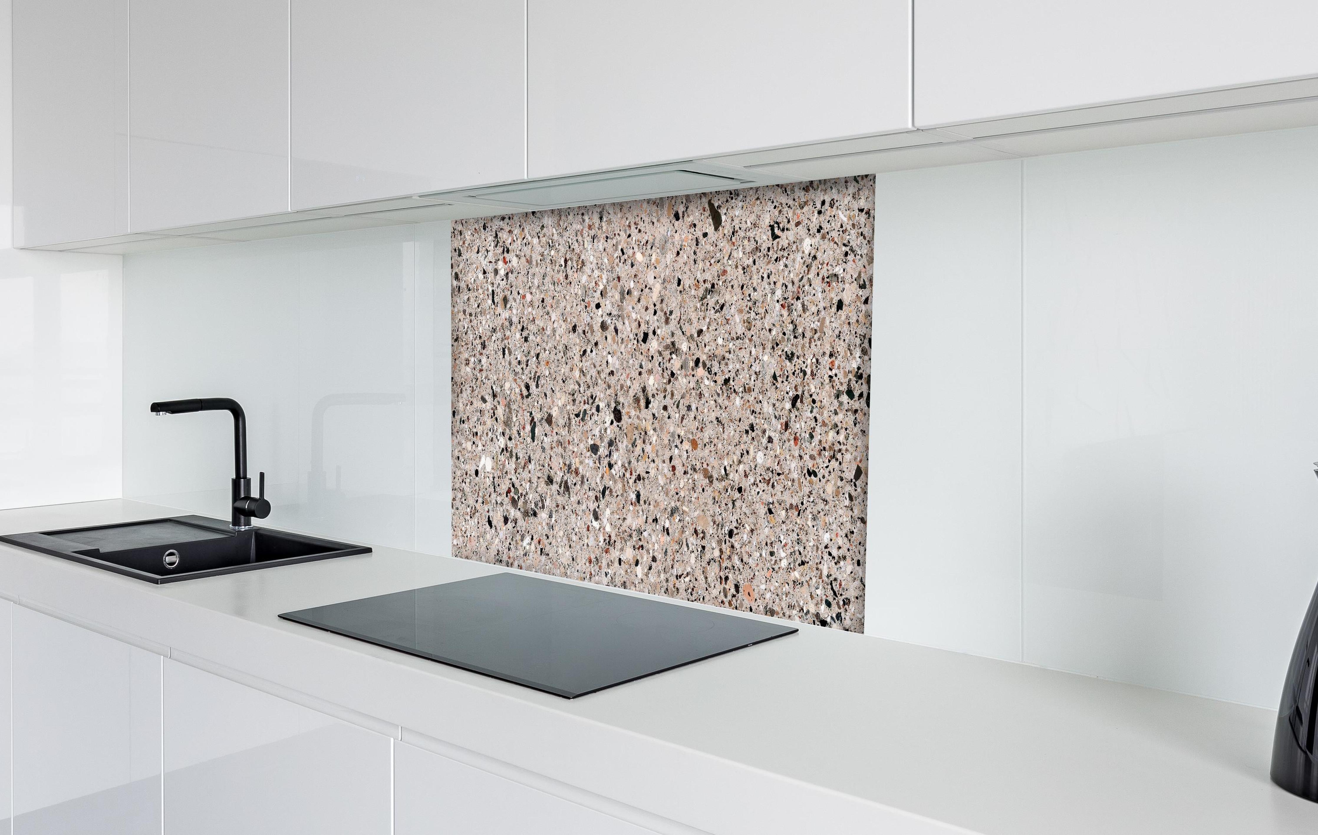 Spritzschutz - Robuste Beige Terrazzo Oberflächenstruktur hinter einem Cerankochfeld zwischen Holz-Kochutensilien