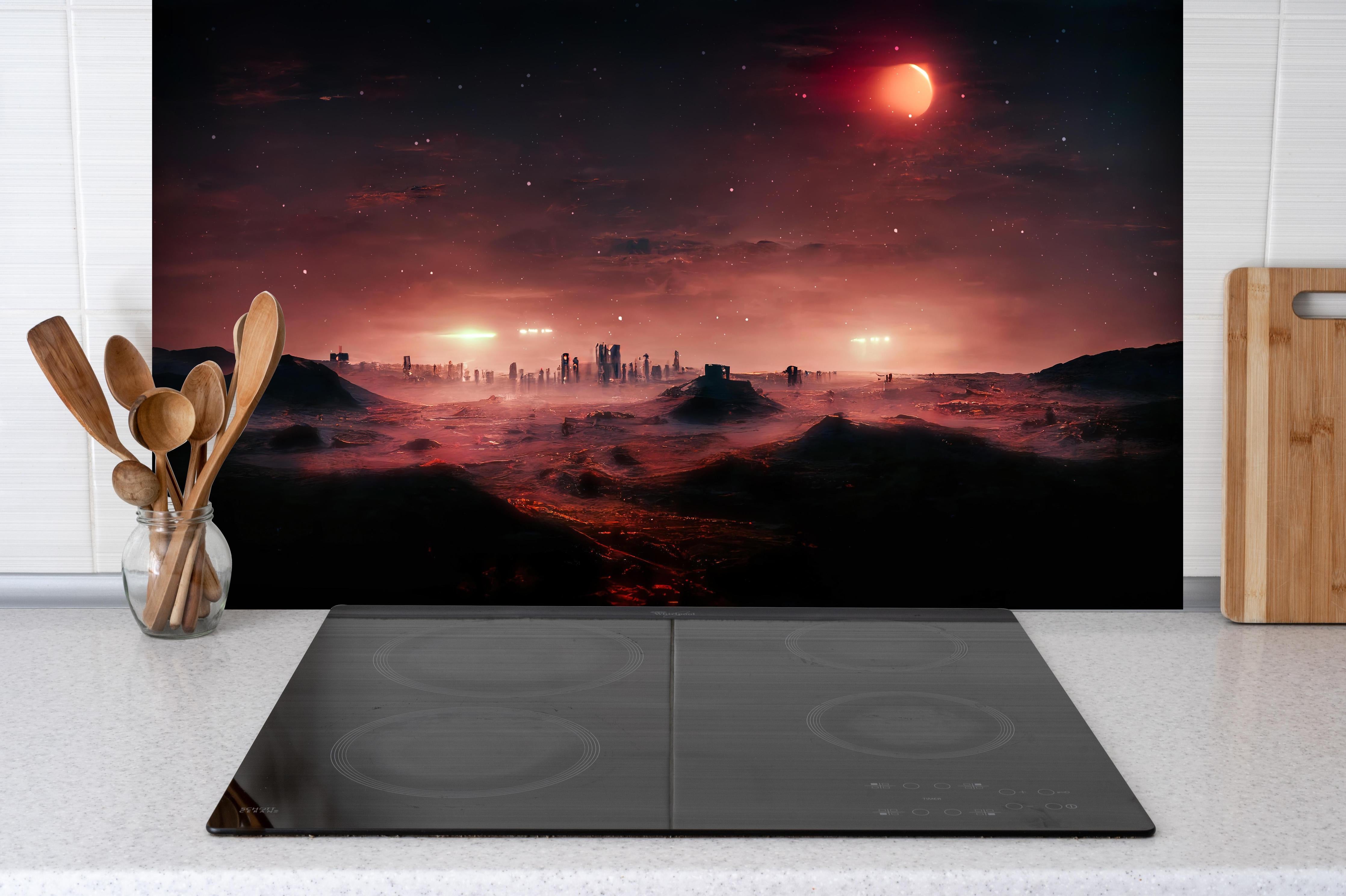 Spritzschutz - Rötliche Fantasielandschaft hinter einem Cerankochfeld zwischen Holz-Kochutensilien