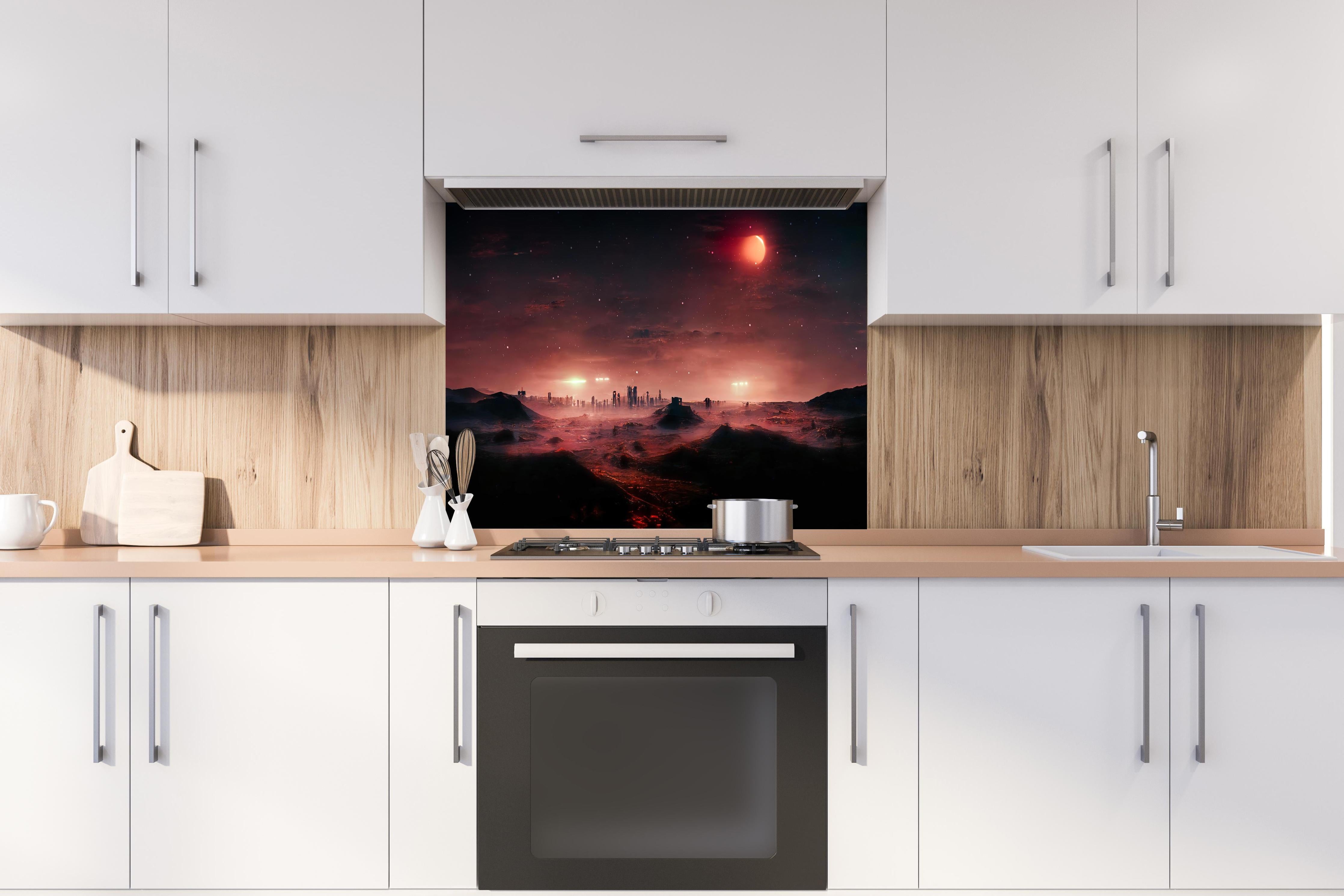 Spritzschutz - Rötliche Fantasielandschaft hinter einem Cerankochfeld zwischen Holz-Kochutensilien