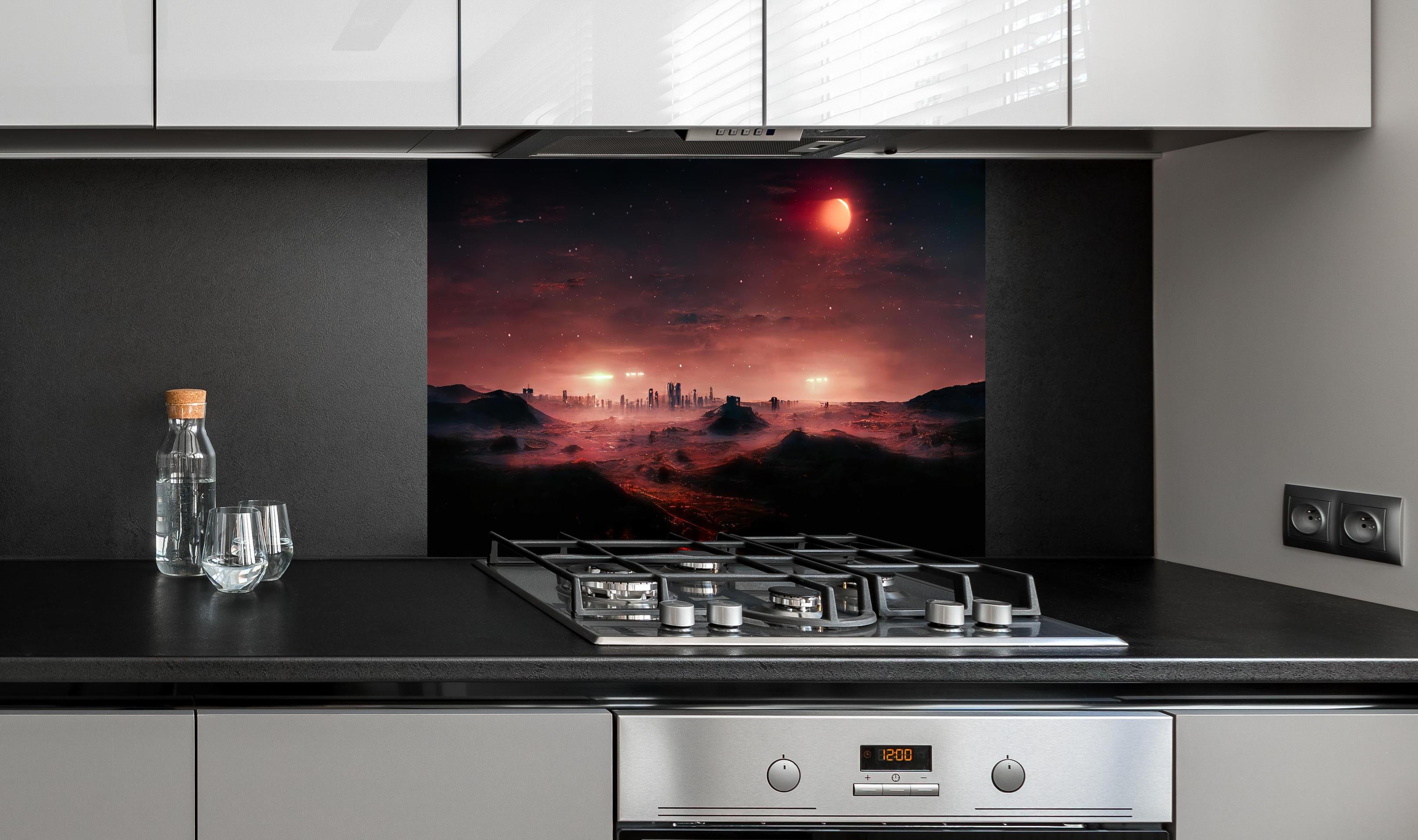 Spritzschutz - Rötliche Fantasielandschaft hinter einem Cerankochfeld zwischen Holz-Kochutensilien