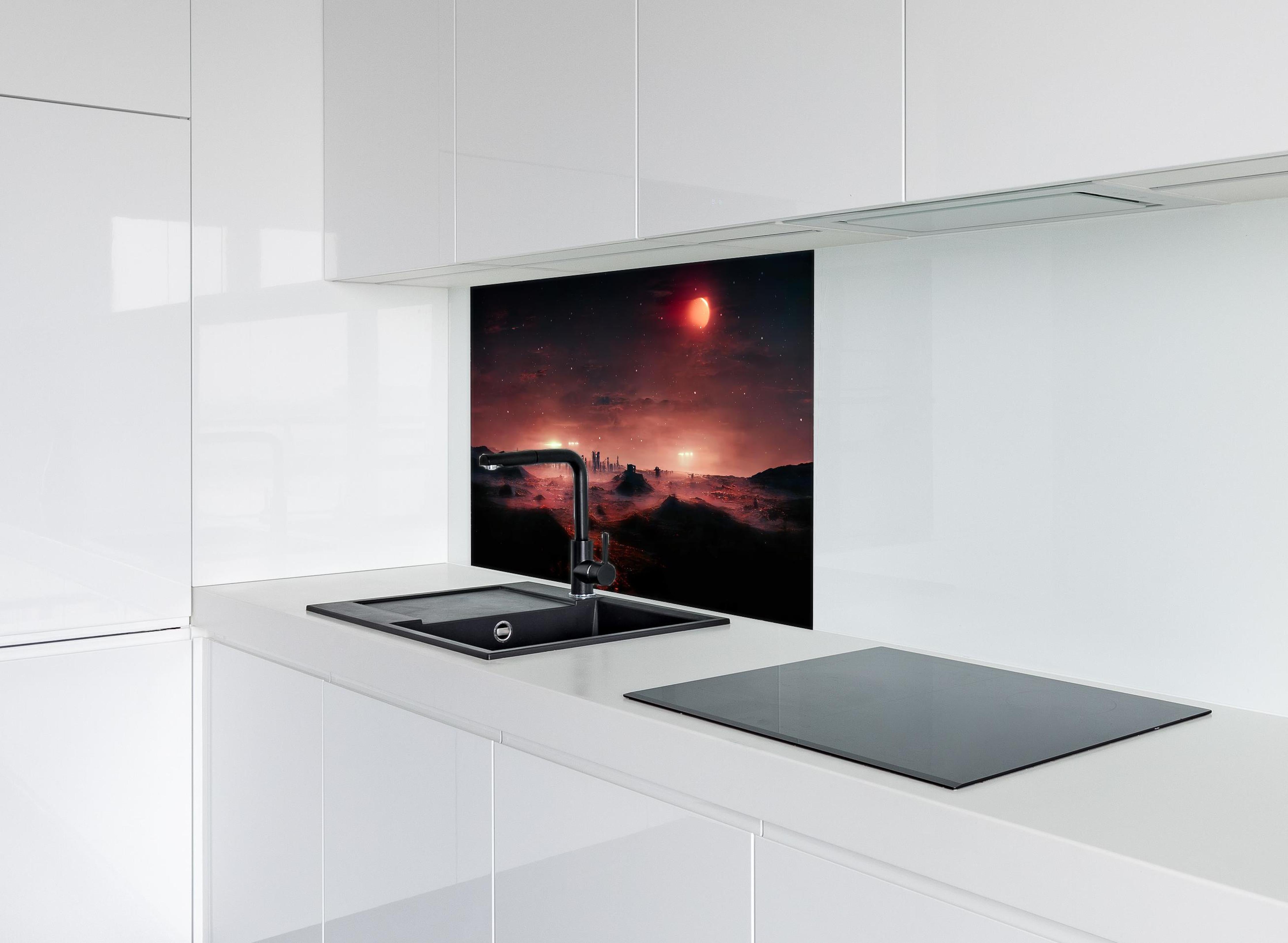 Spritzschutz - Rötliche Fantasielandschaft hinter einem Cerankochfeld zwischen Holz-Kochutensilien