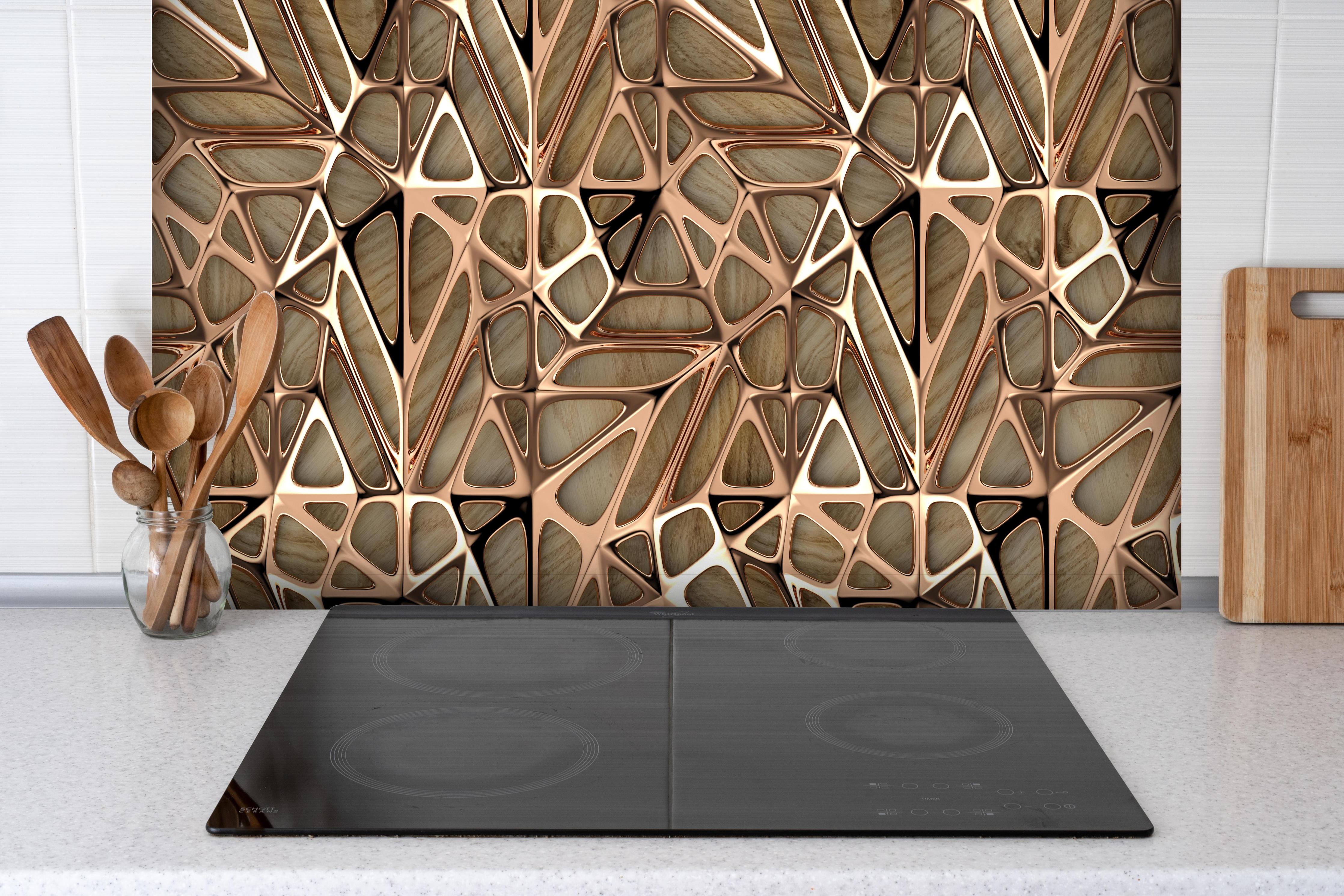 Spritzschutz - Rötliches Gitterfliesen Muster hinter einem Cerankochfeld zwischen Holz-Kochutensilien