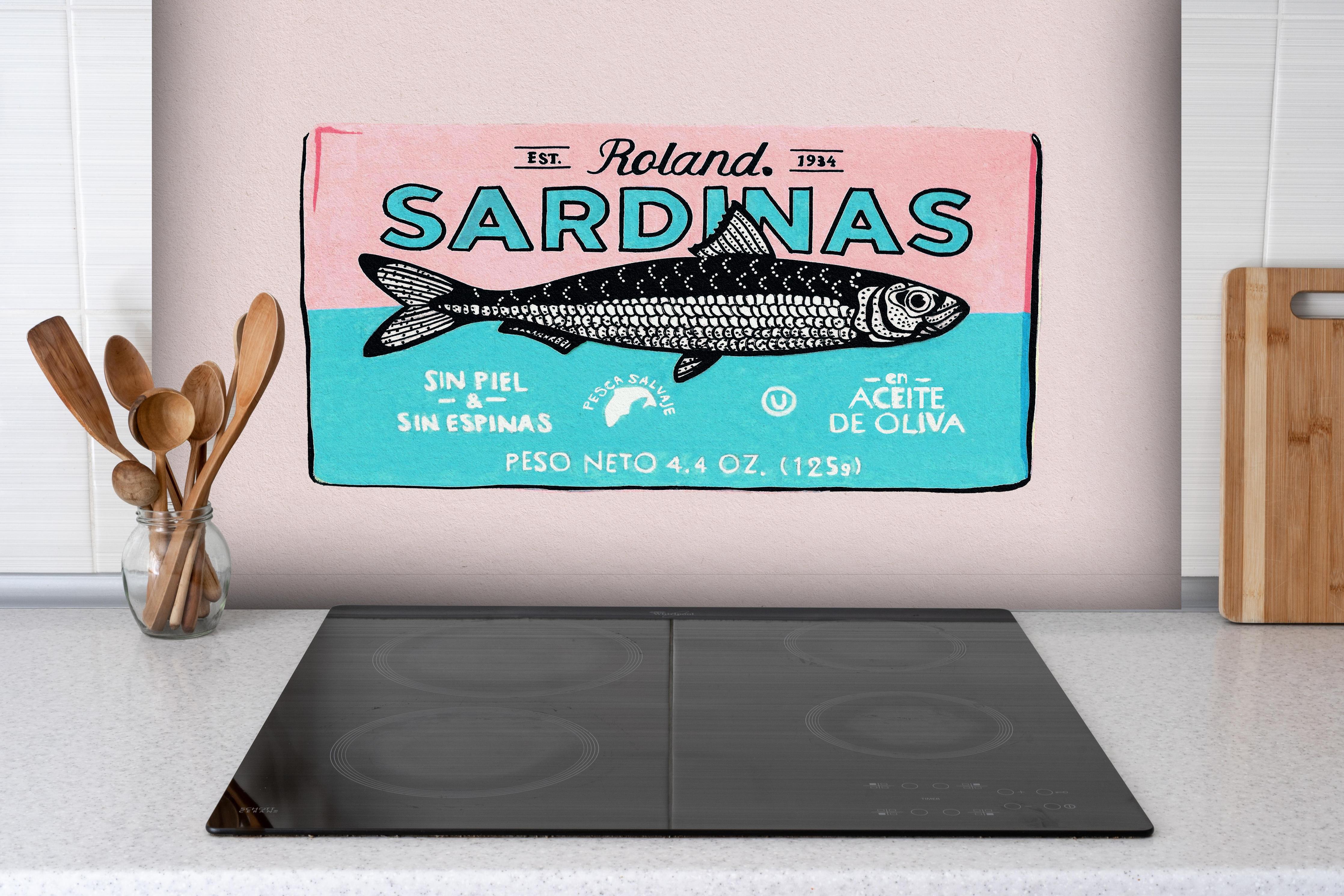 Spritzschutz - Roland Sardinas hinter einem Cerankochfeld zwischen Holz-Kochutensilien