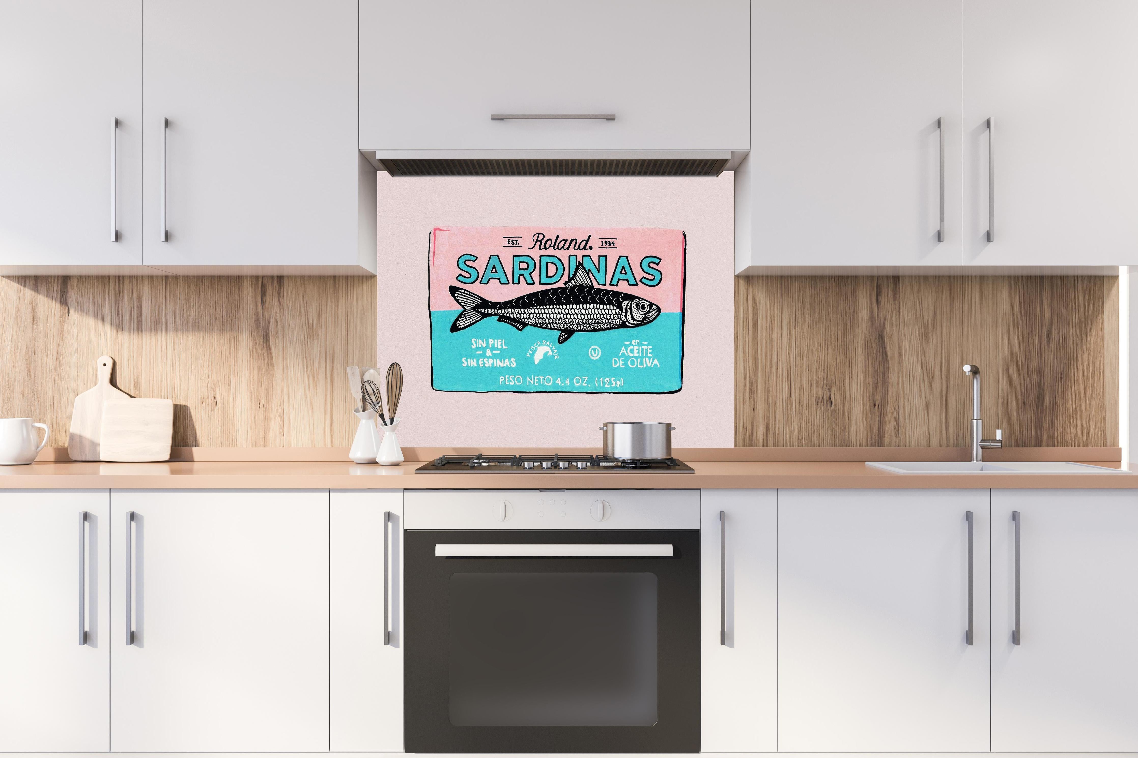Spritzschutz - Roland Sardinas hinter einem Cerankochfeld zwischen Holz-Kochutensilien