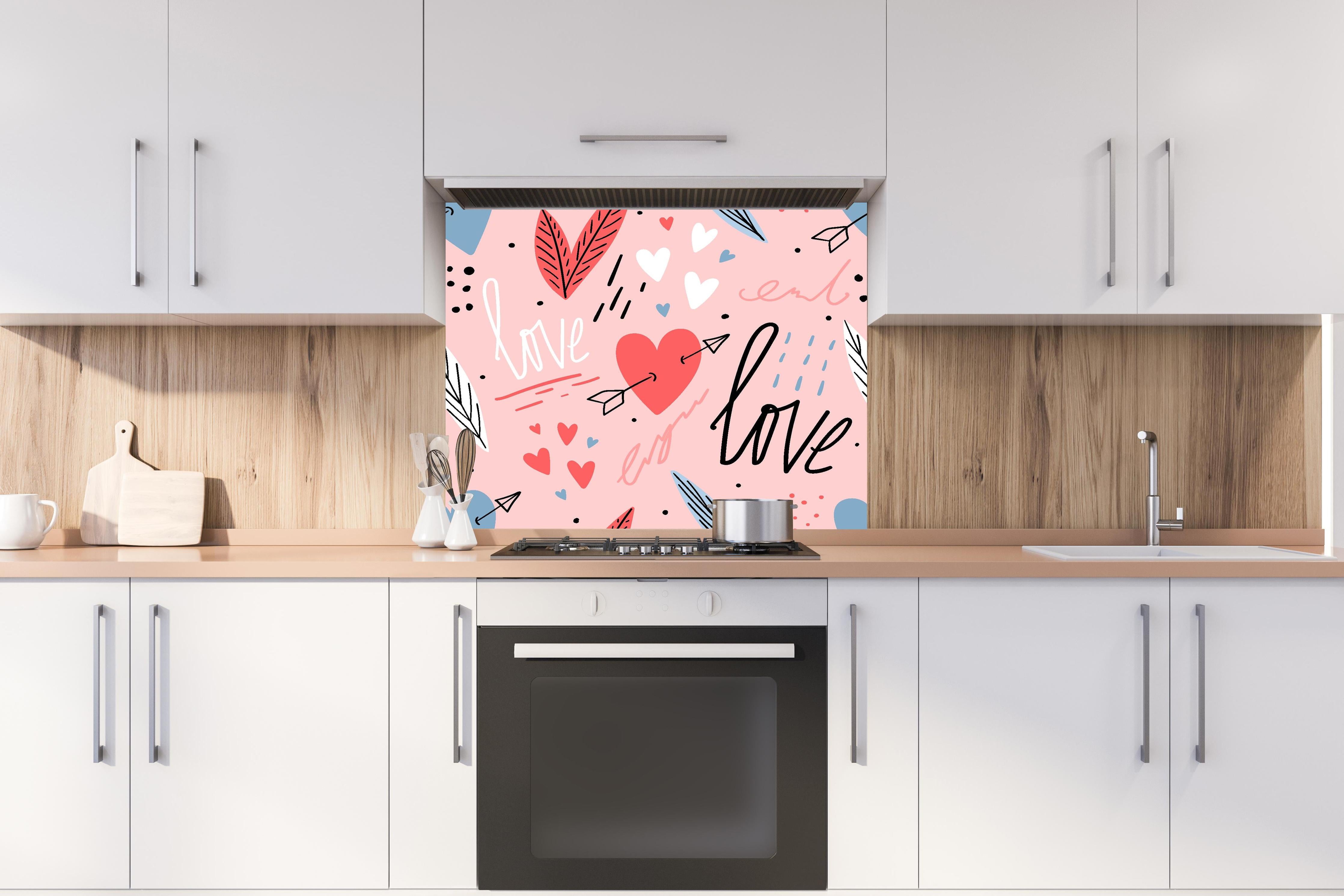 Spritzschutz - Romantische Herzen Liebe Illustration Rosa hinter einem Cerankochfeld zwischen Holz-Kochutensilien