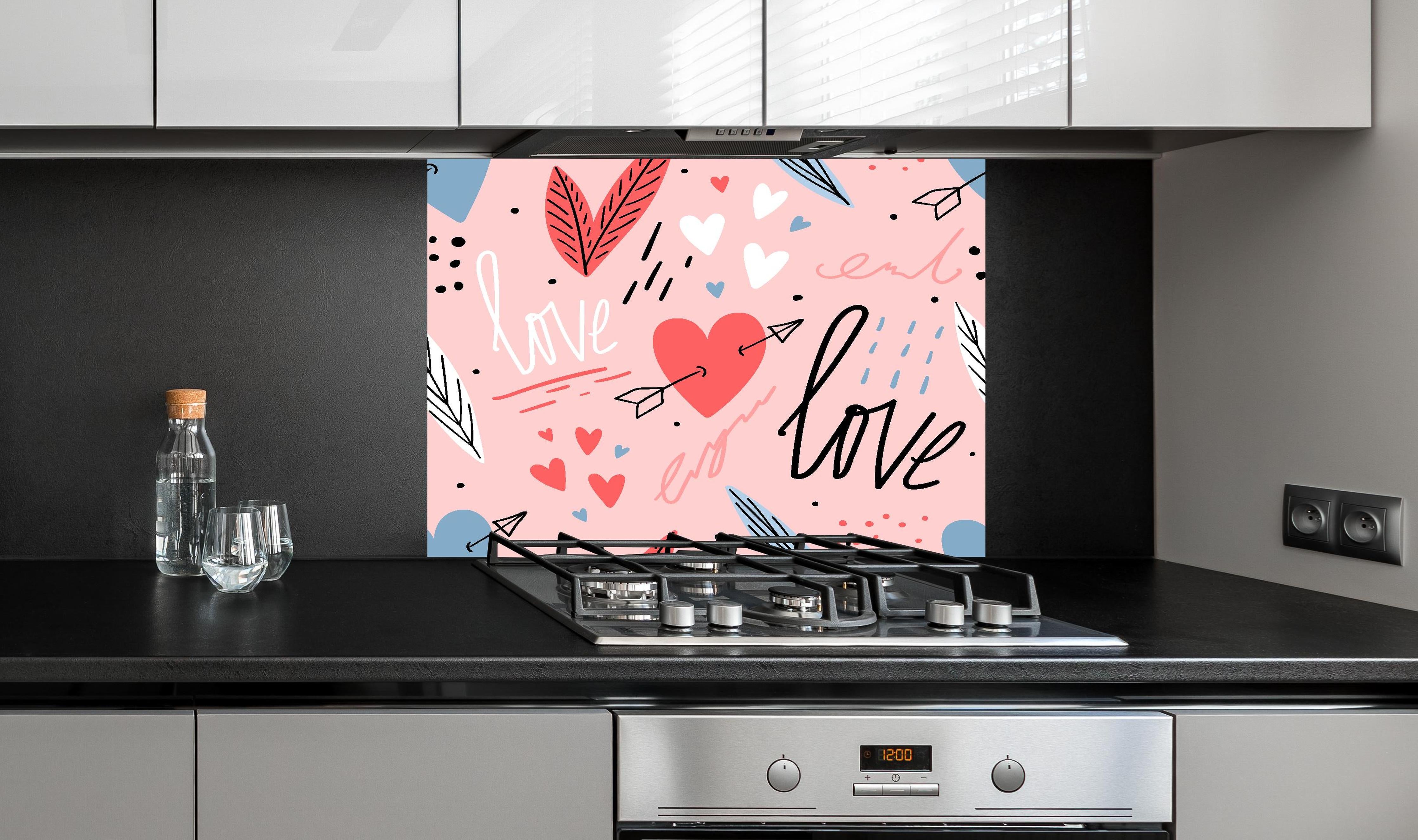 Spritzschutz - Romantische Herzen Liebe Illustration Rosa hinter einem Cerankochfeld zwischen Holz-Kochutensilien