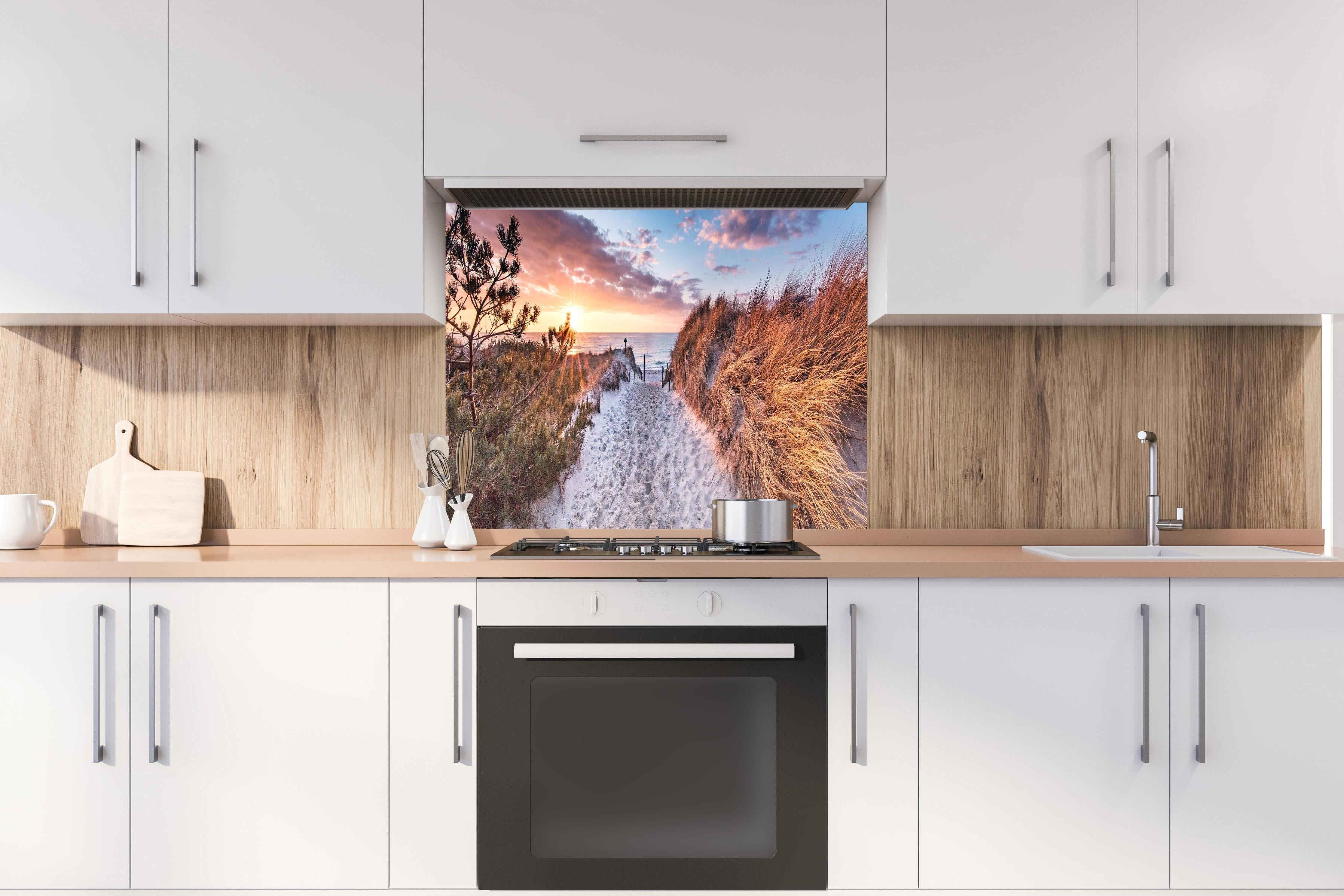 Spritzschutz - Romantischer Sandweg zum Strand hinter einem Cerankochfeld zwischen Holz-Kochutensilien