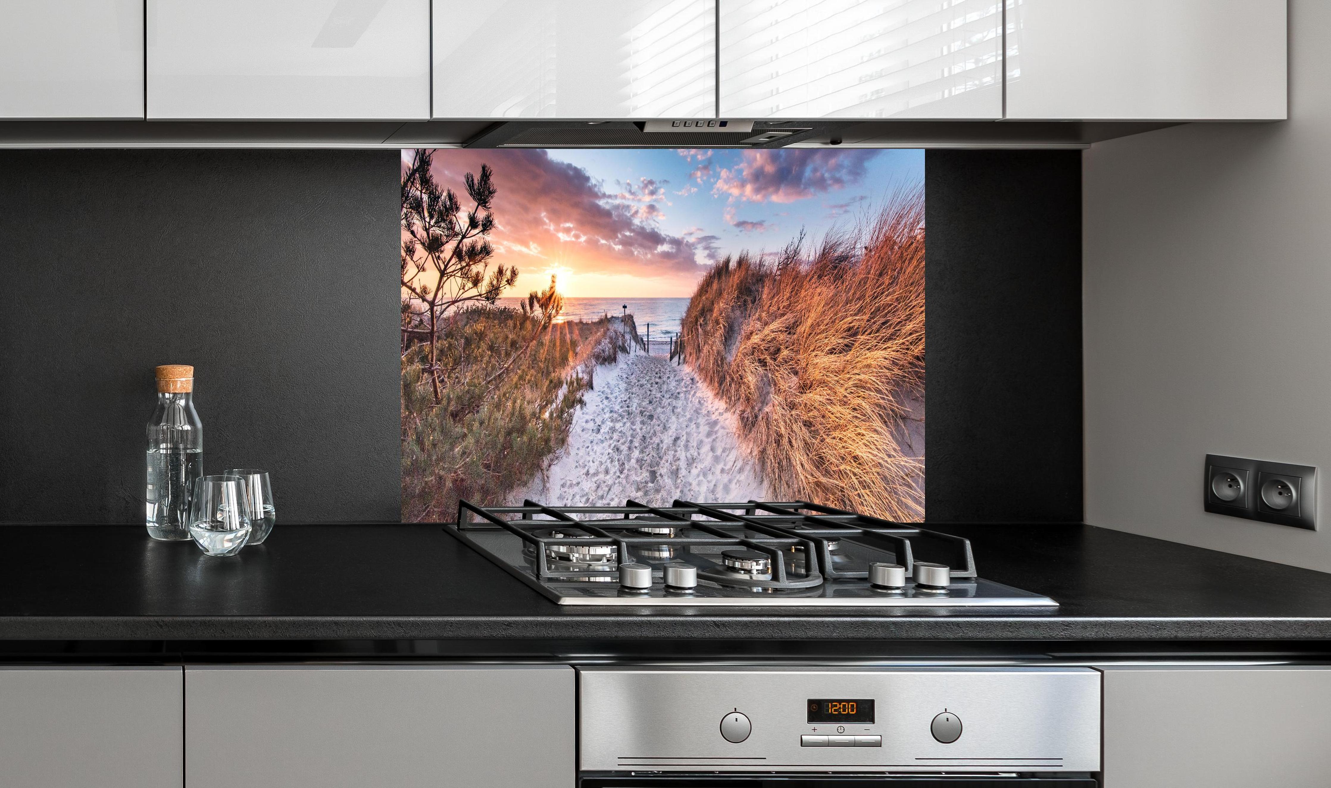 Spritzschutz - Romantischer Sandweg zum Strand hinter einem Cerankochfeld zwischen Holz-Kochutensilien