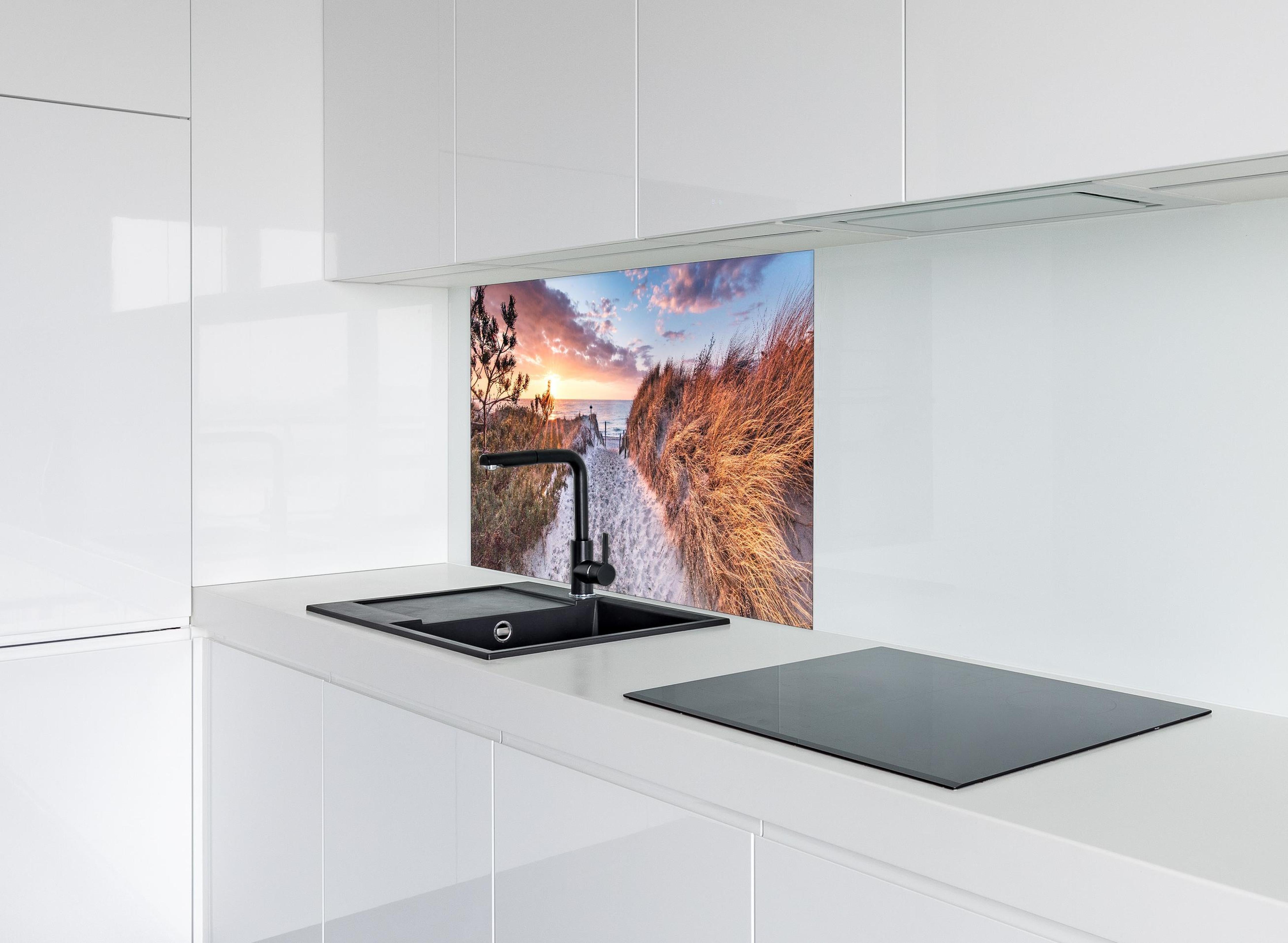 Spritzschutz - Romantischer Sandweg zum Strand hinter einem Cerankochfeld zwischen Holz-Kochutensilien