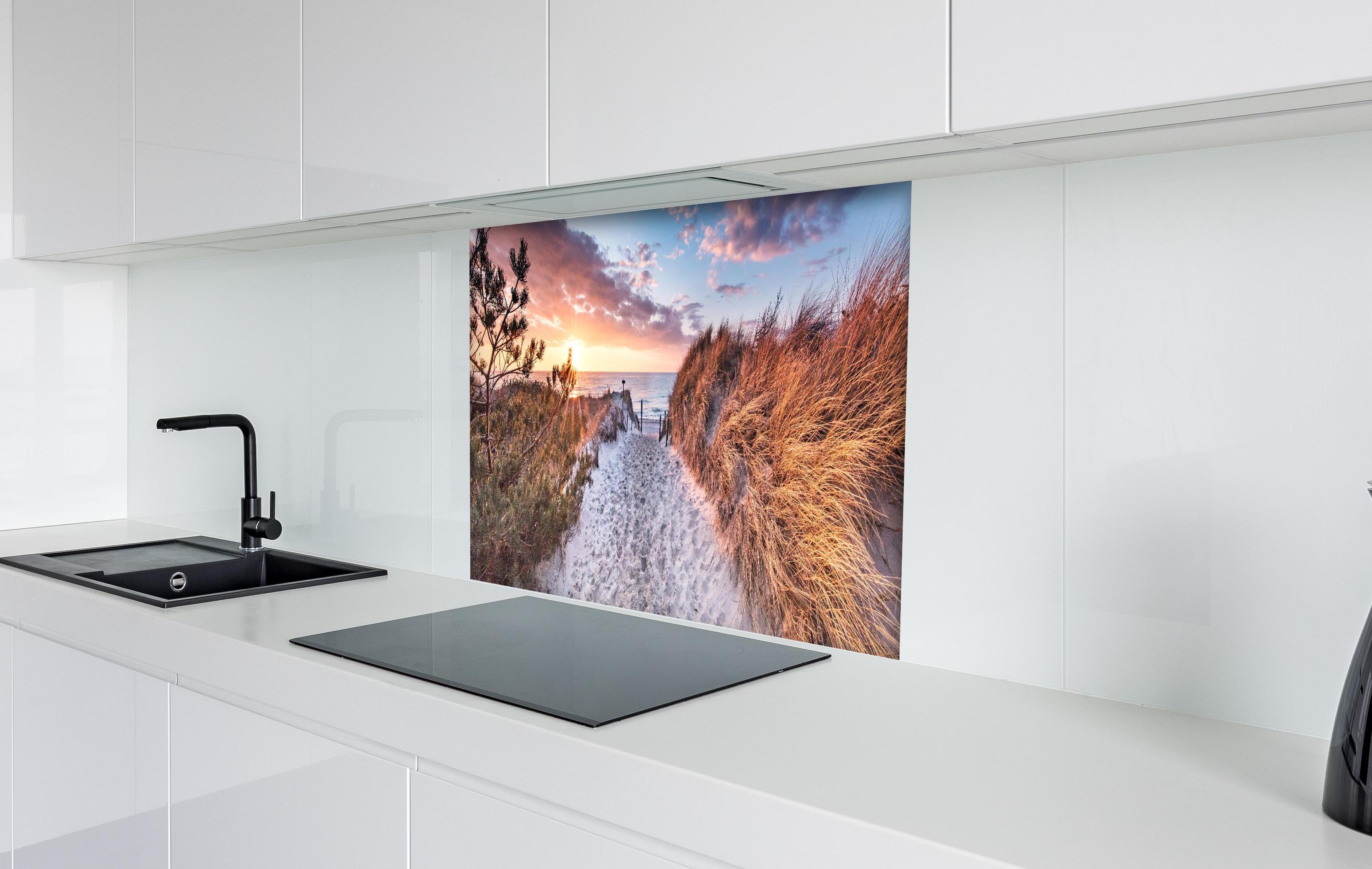 Spritzschutz - Romantischer Sandweg zum Strand hinter einem Cerankochfeld zwischen Holz-Kochutensilien