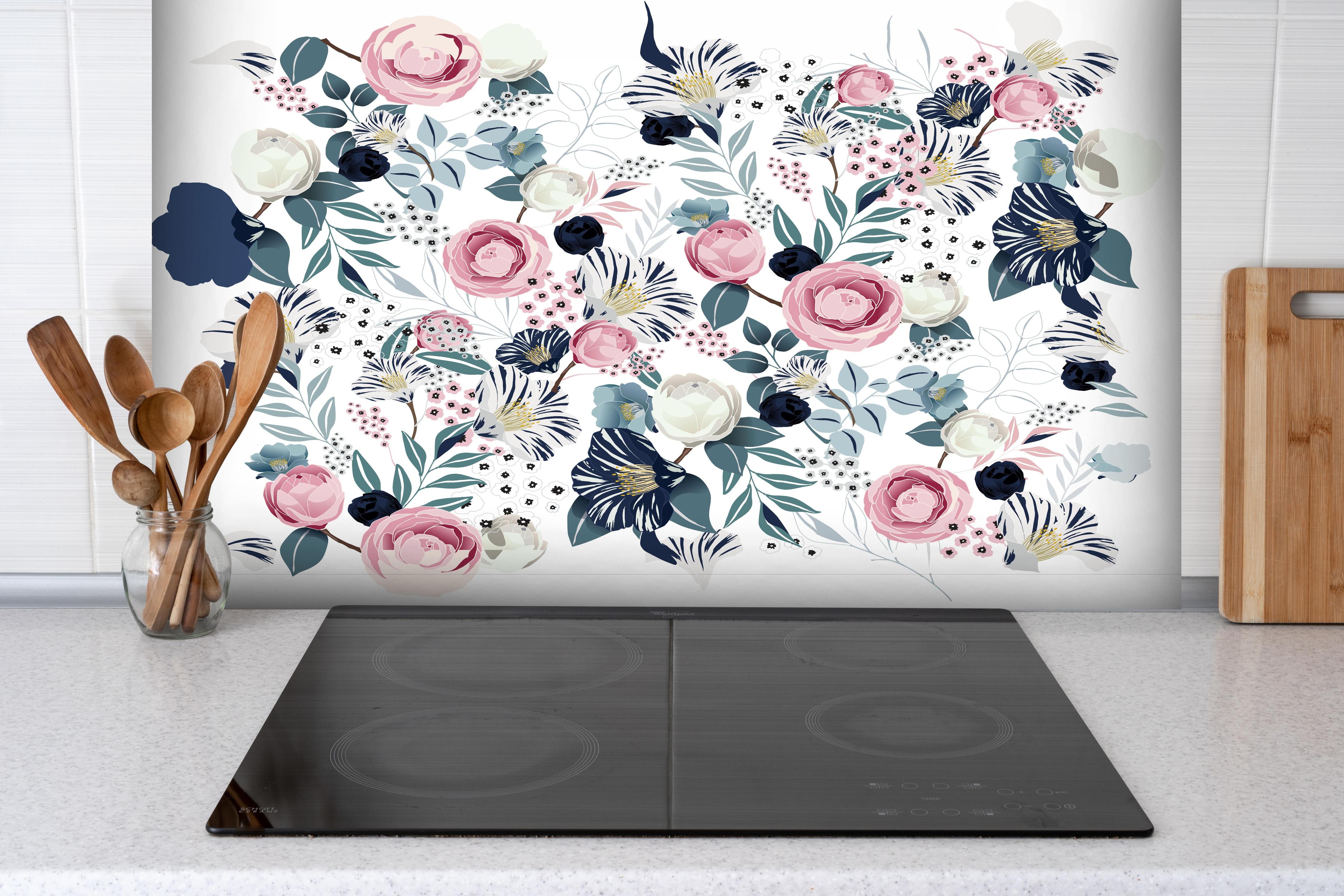 Spritzschutz - Romantisches Blumenmuster mit sanften Pastelltönen hinter einem Cerankochfeld zwischen Holz-Kochutensilien