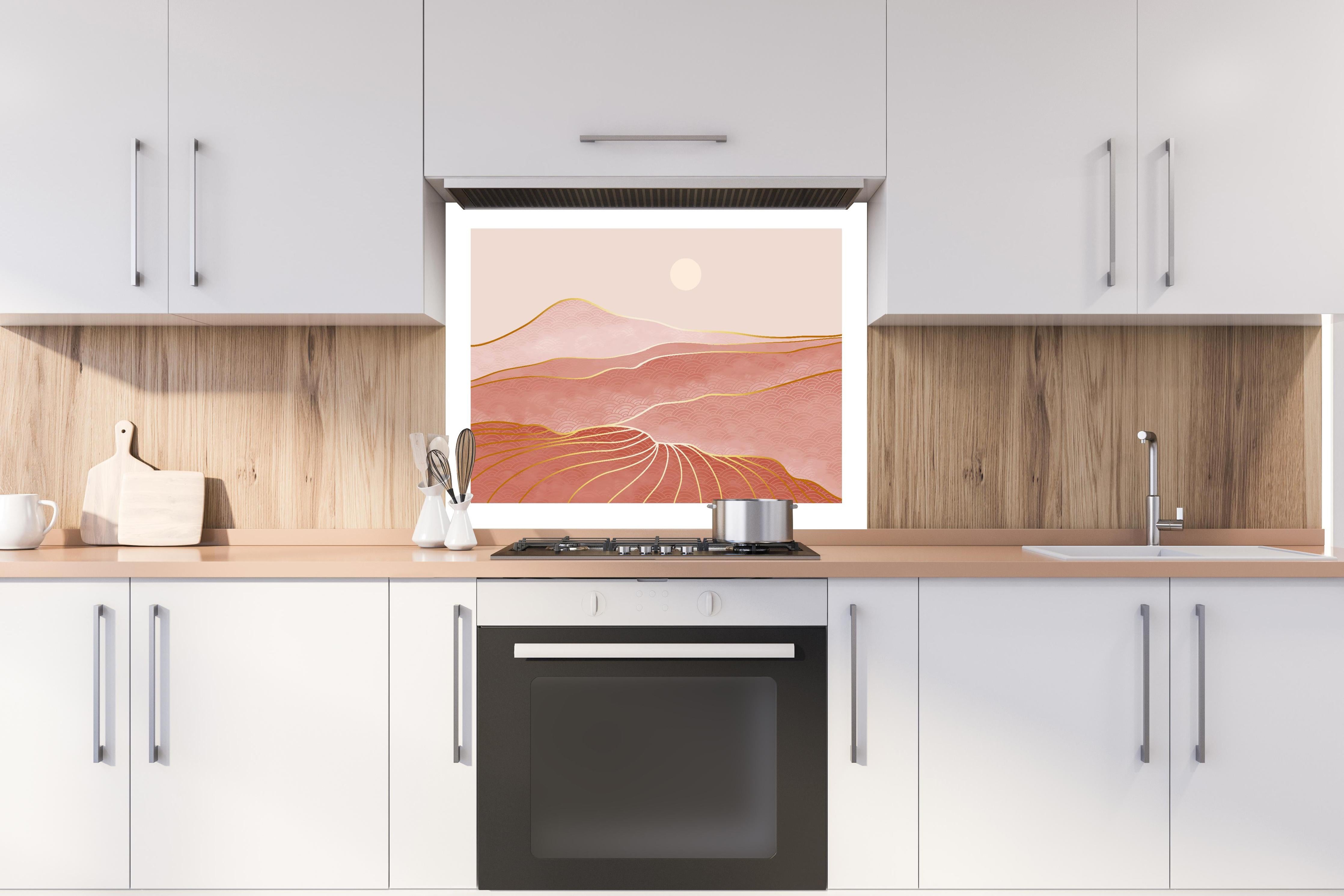 Spritzschutz - Romantisches Dünenpanorama in Rosatönen hinter einem Cerankochfeld zwischen Holz-Kochutensilien