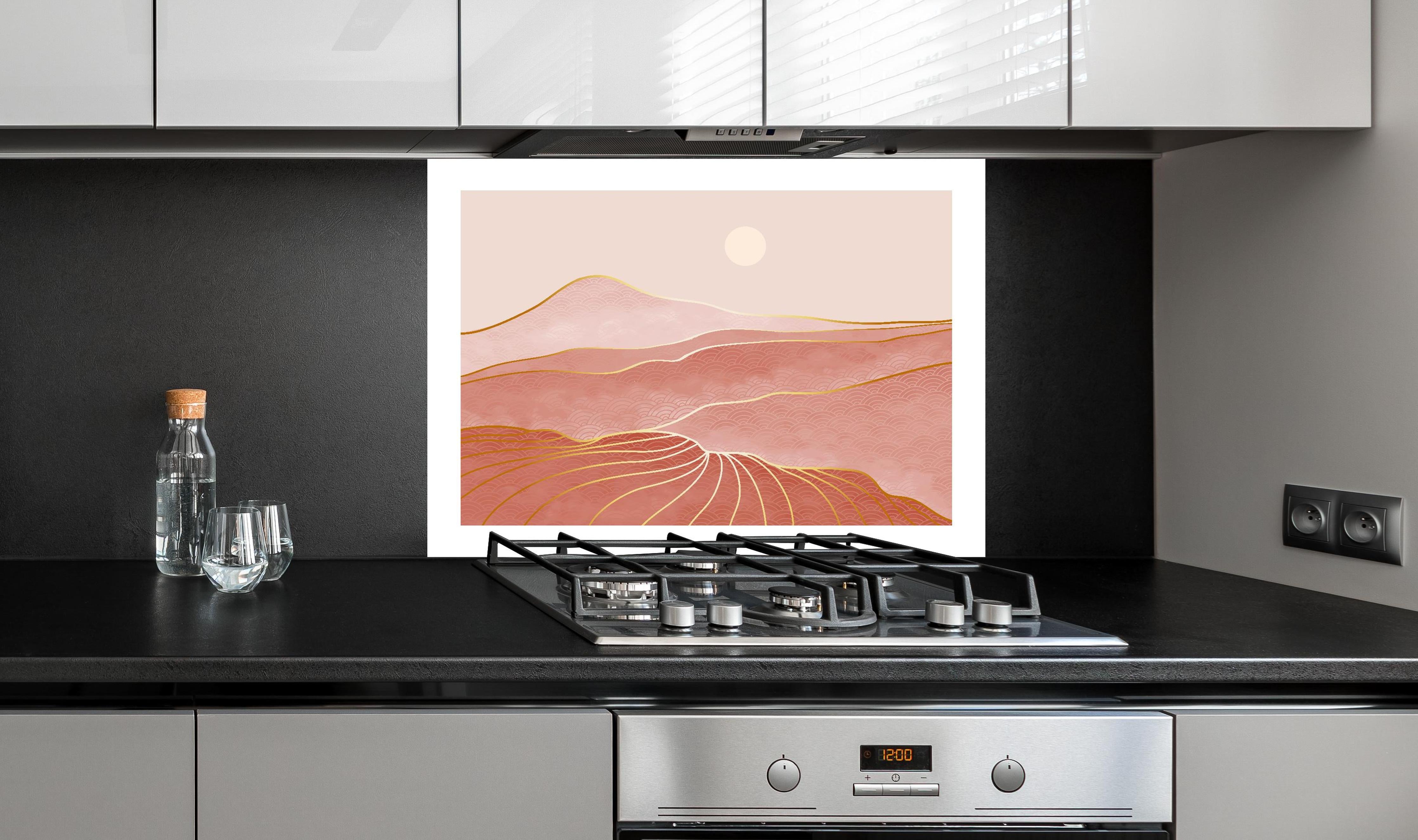 Spritzschutz - Romantisches Dünenpanorama in Rosatönen hinter einem Cerankochfeld zwischen Holz-Kochutensilien