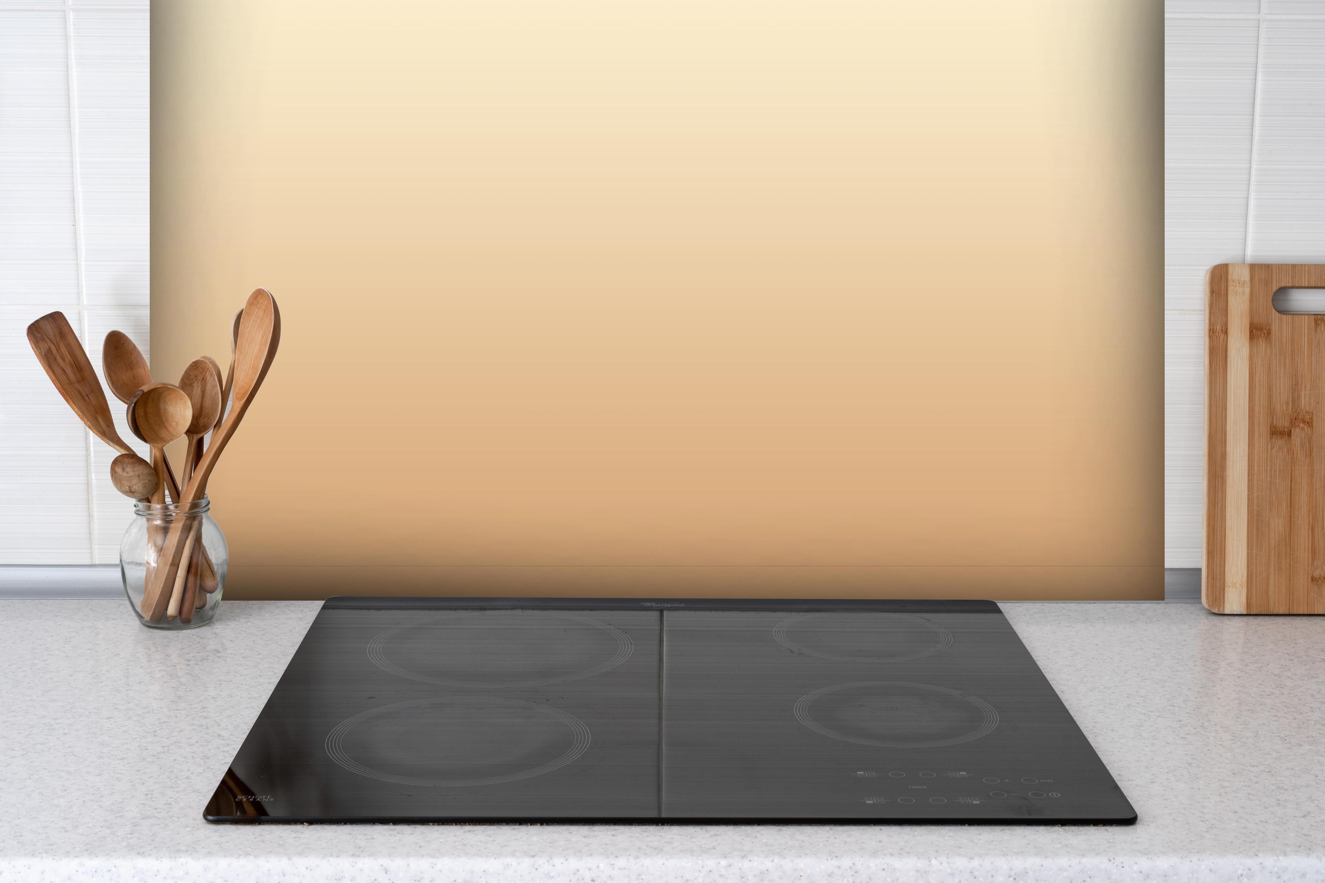 Spritzschutz - Rosa Farbverlauf hinter einem Cerankochfeld zwischen Holz-Kochutensilien