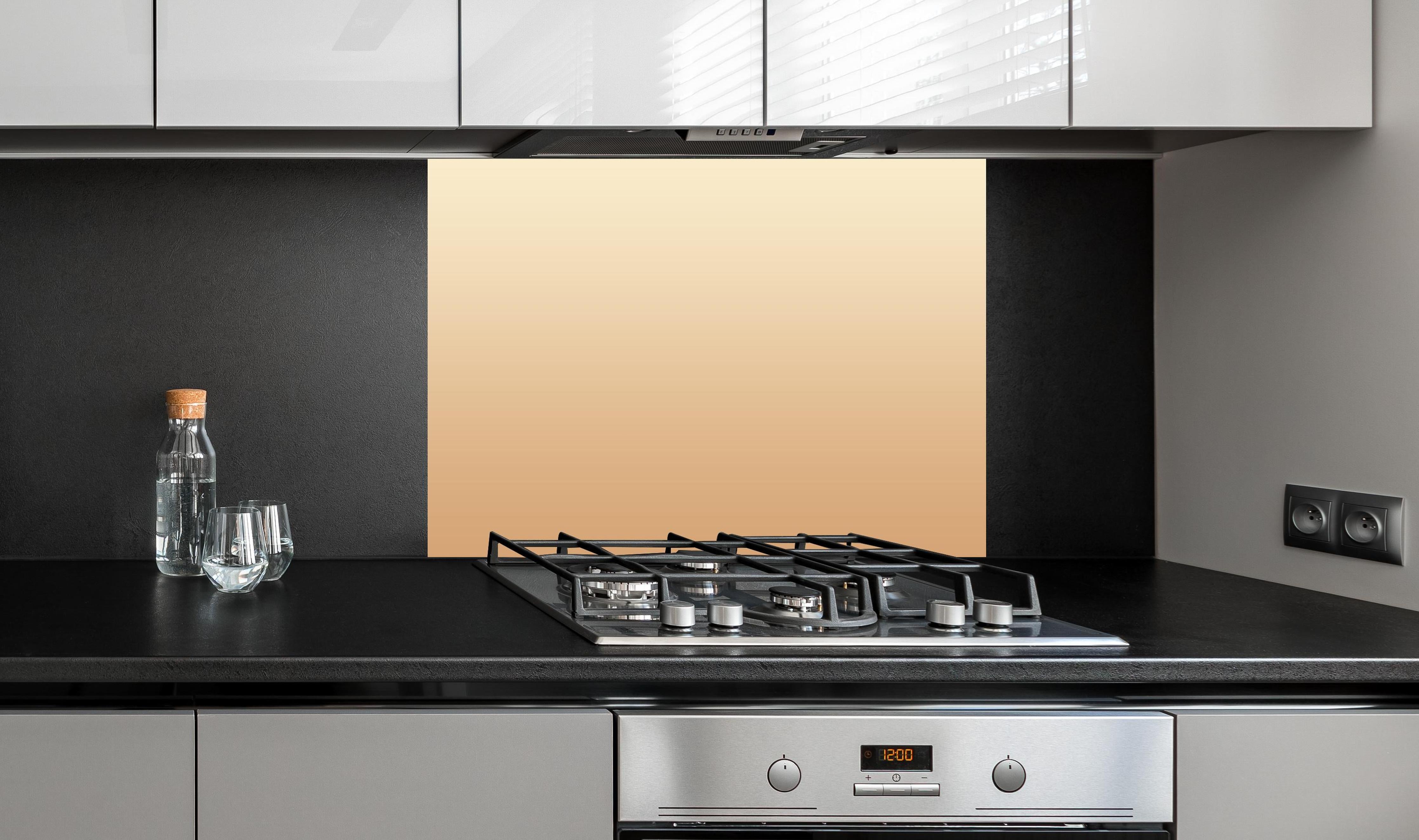 Spritzschutz - Rosa Farbverlauf hinter einem Cerankochfeld zwischen Holz-Kochutensilien