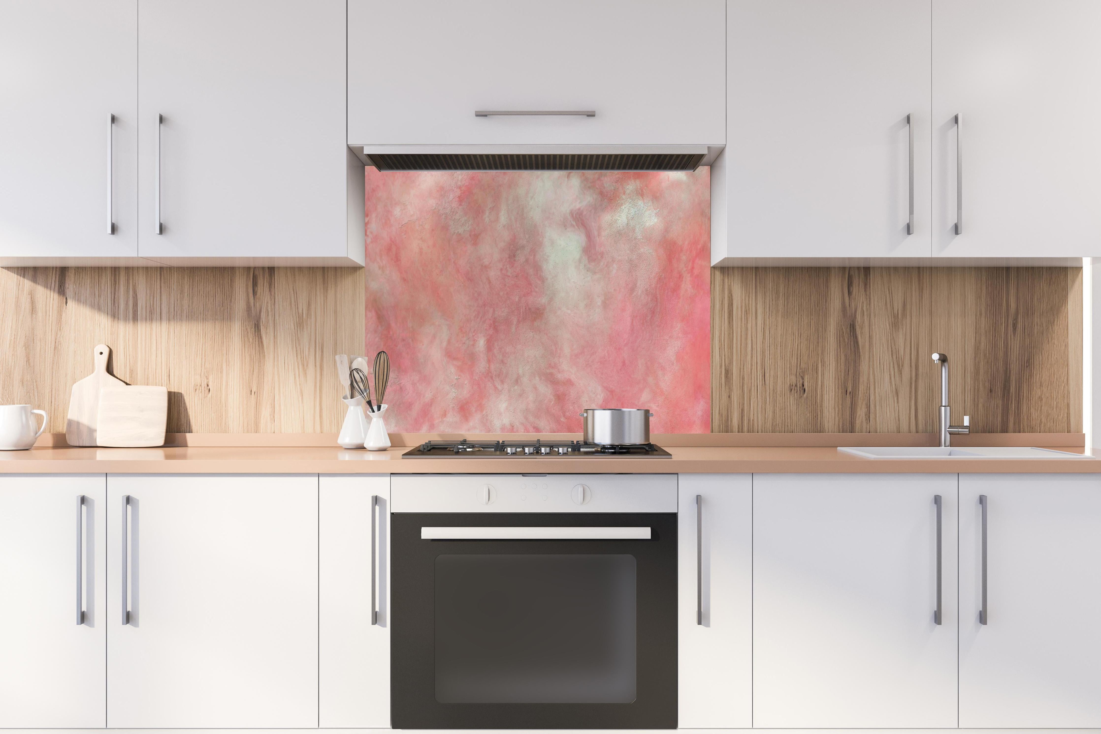 Spritzschutz - Rosa Marble Textur hinter einem Cerankochfeld zwischen Holz-Kochutensilien