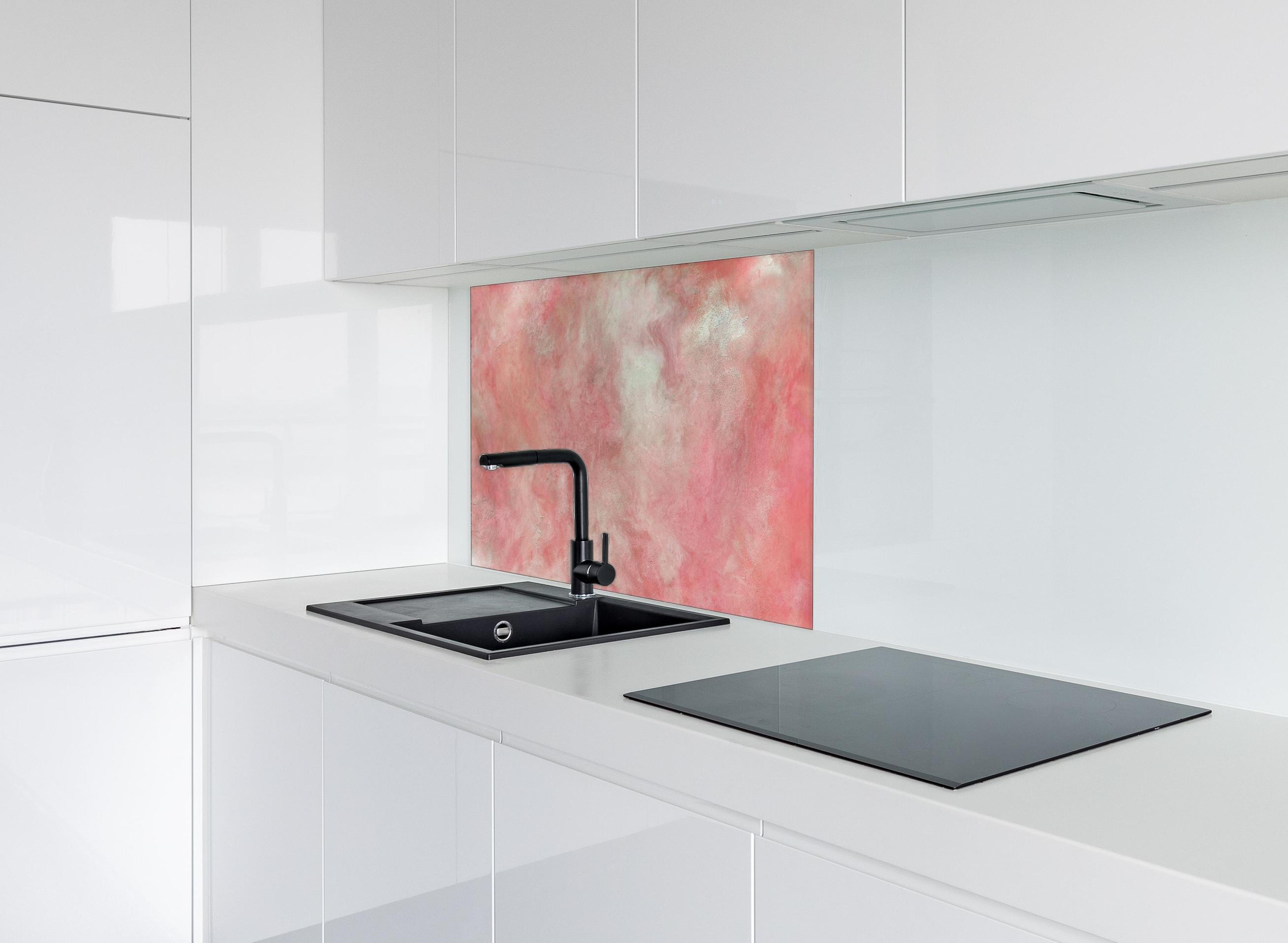 Spritzschutz - Rosa Marble Textur hinter einem Cerankochfeld zwischen Holz-Kochutensilien