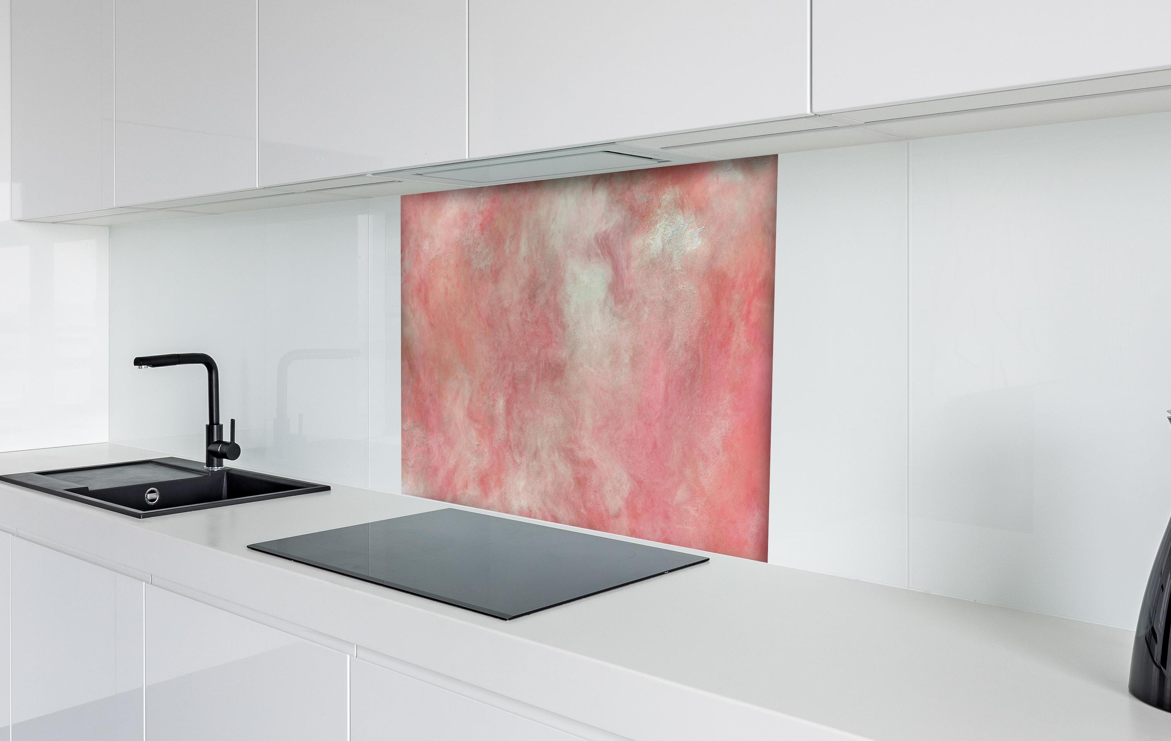 Spritzschutz - Rosa Marble Textur hinter einem Cerankochfeld zwischen Holz-Kochutensilien