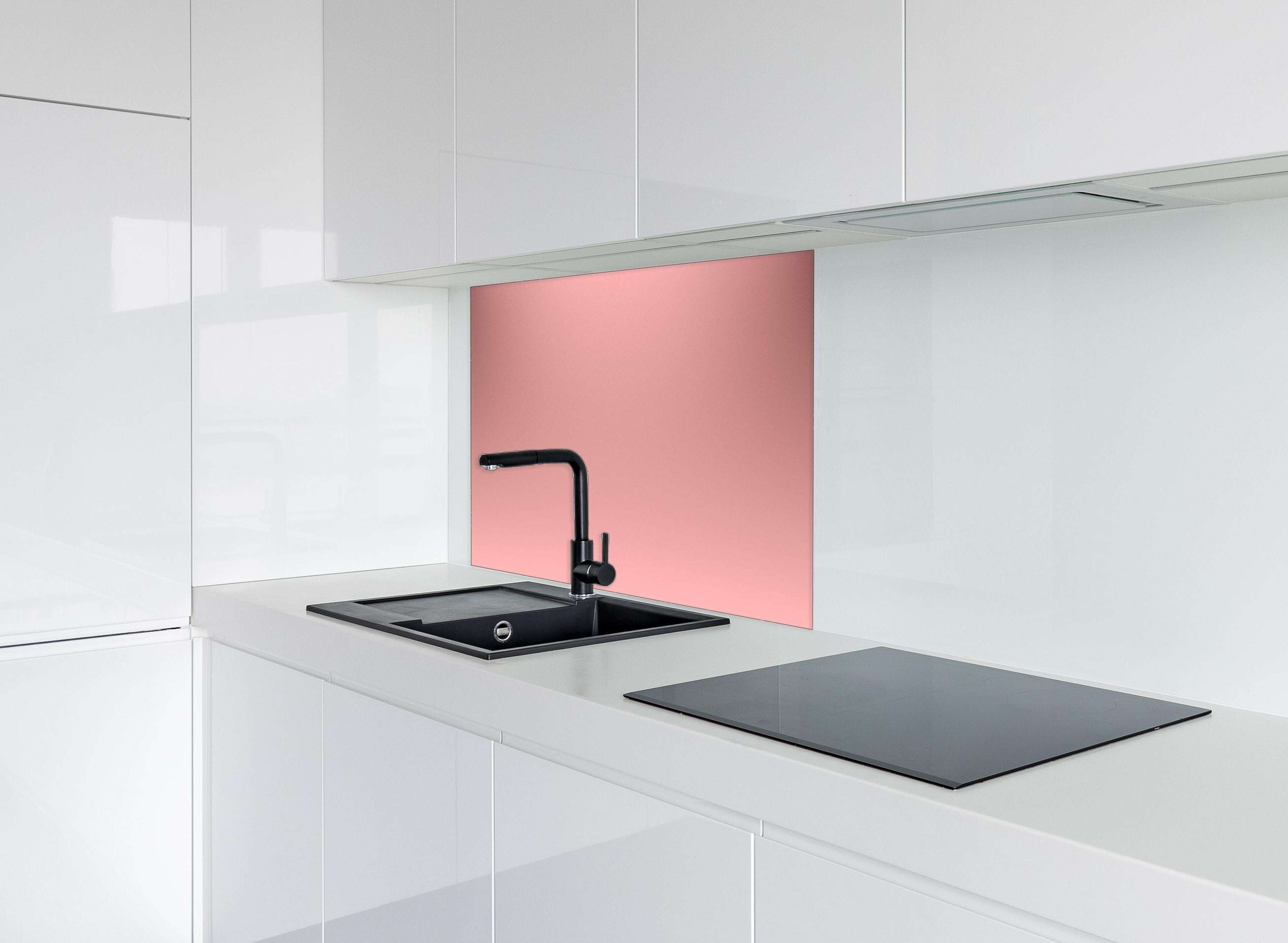 Spritzschutz - Rosa Oberfläche - Papiertextur hinter einem Cerankochfeld zwischen Holz-Kochutensilien