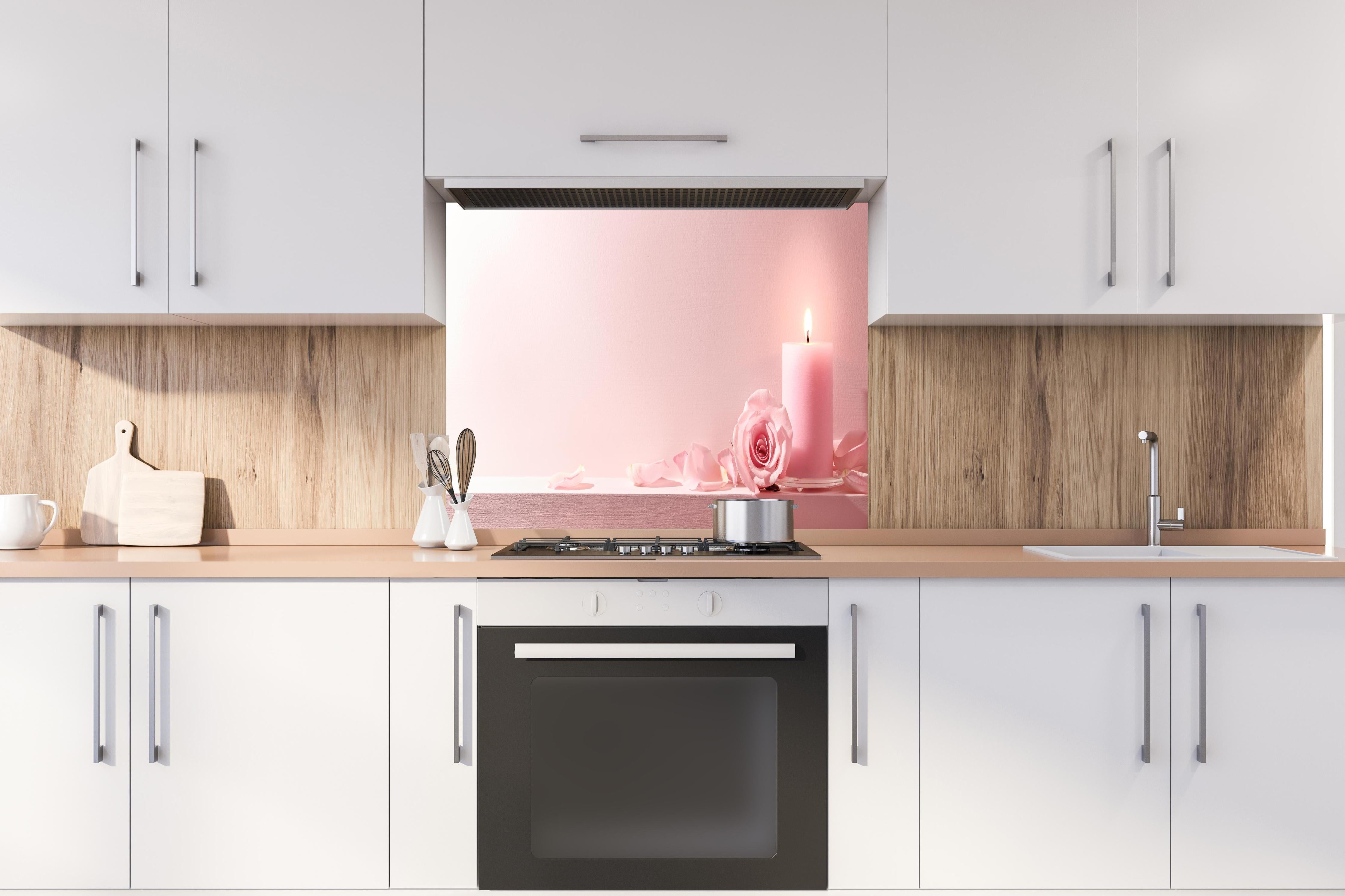 Spritzschutz - Rosa Rosen und Kerze auf einem rosa Hintergrund hinter einem Cerankochfeld zwischen Holz-Kochutensilien