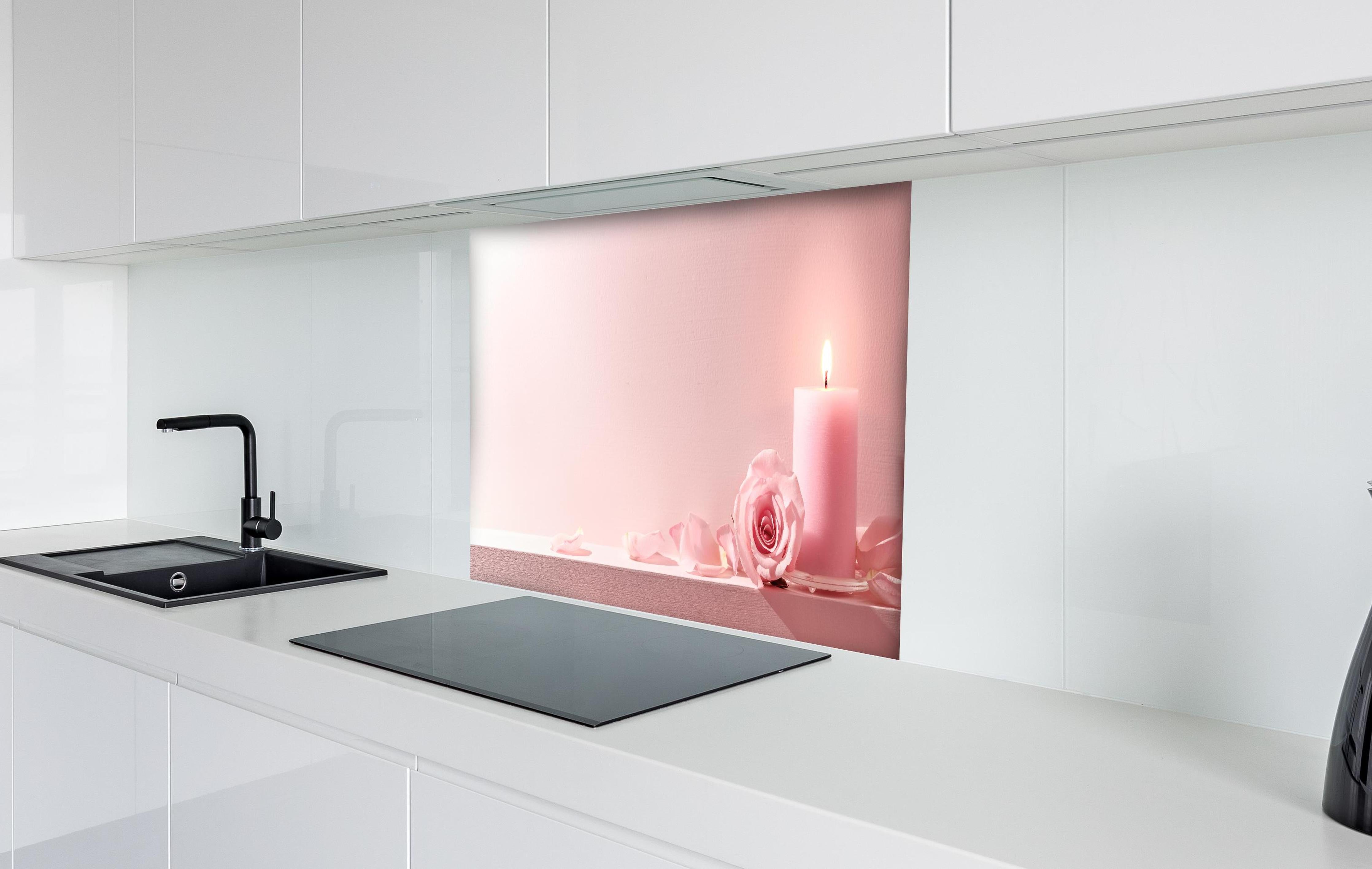 Spritzschutz - Rosa Rosen und Kerze auf einem rosa Hintergrund hinter einem Cerankochfeld zwischen Holz-Kochutensilien