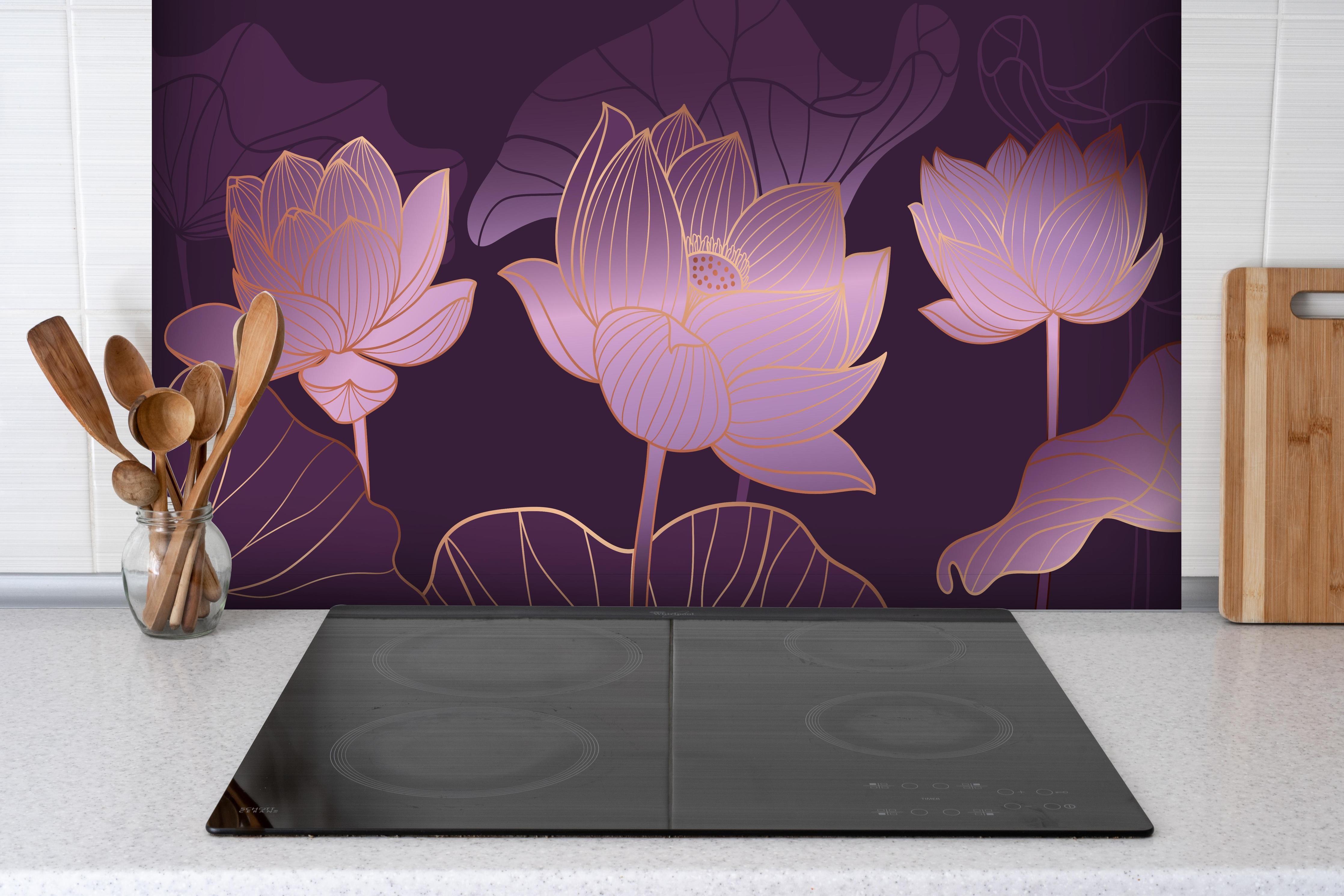 Spritzschutz - Rosa-lila Blüten hinter einem Cerankochfeld zwischen Holz-Kochutensilien