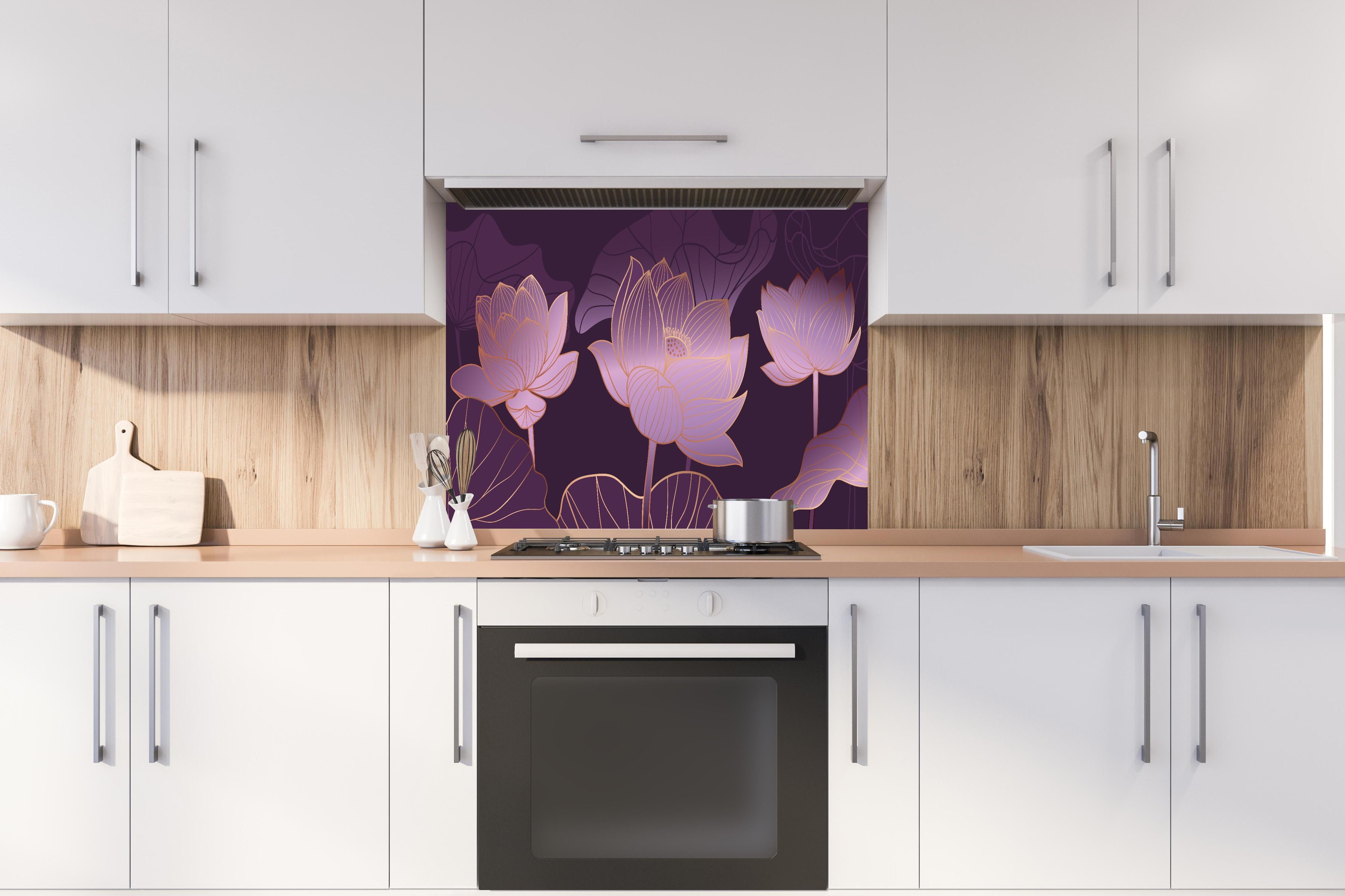 Spritzschutz - Rosa-lila Blüten hinter einem Cerankochfeld zwischen Holz-Kochutensilien