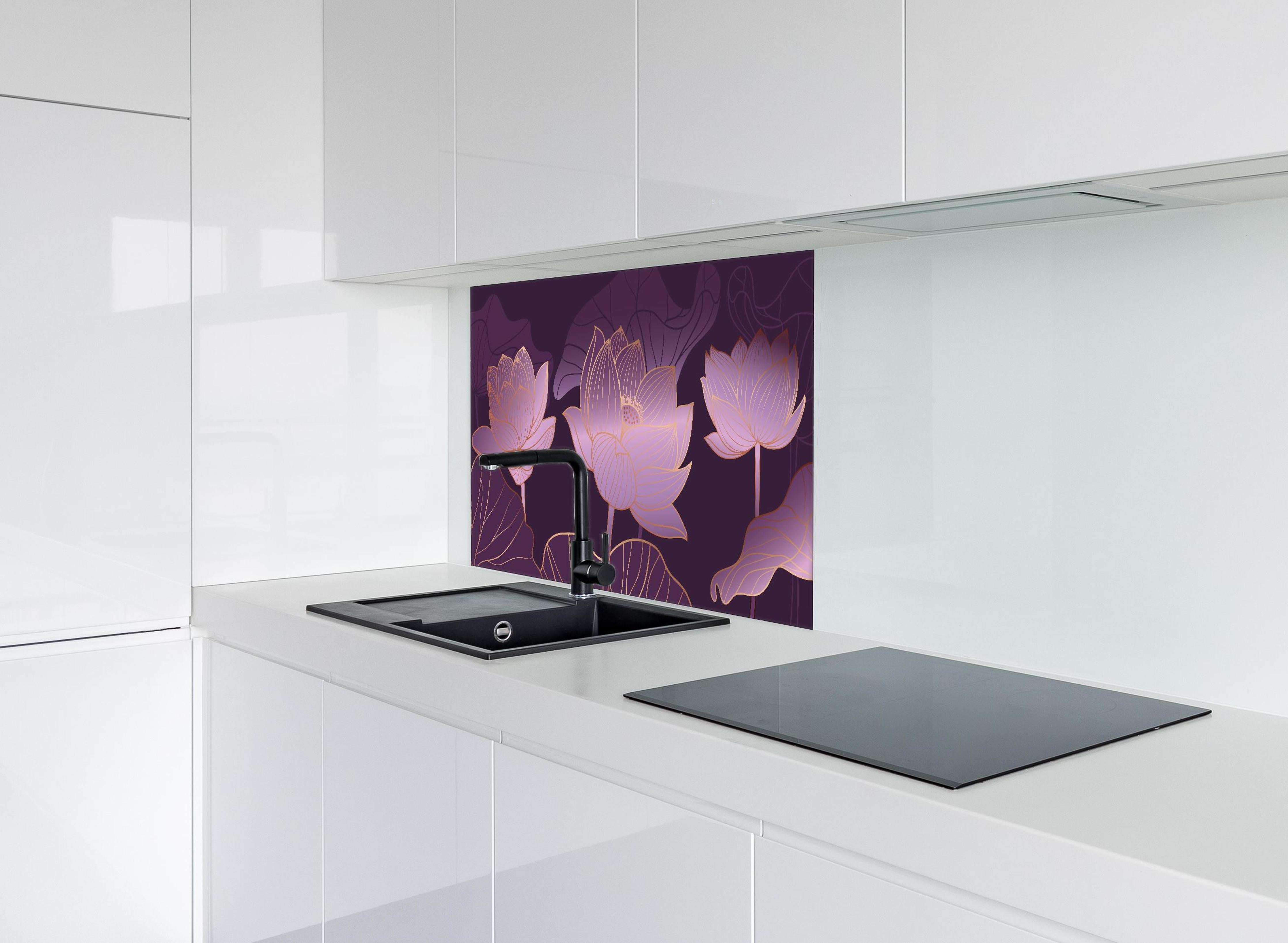 Spritzschutz - Rosa-lila Blüten hinter einem Cerankochfeld zwischen Holz-Kochutensilien