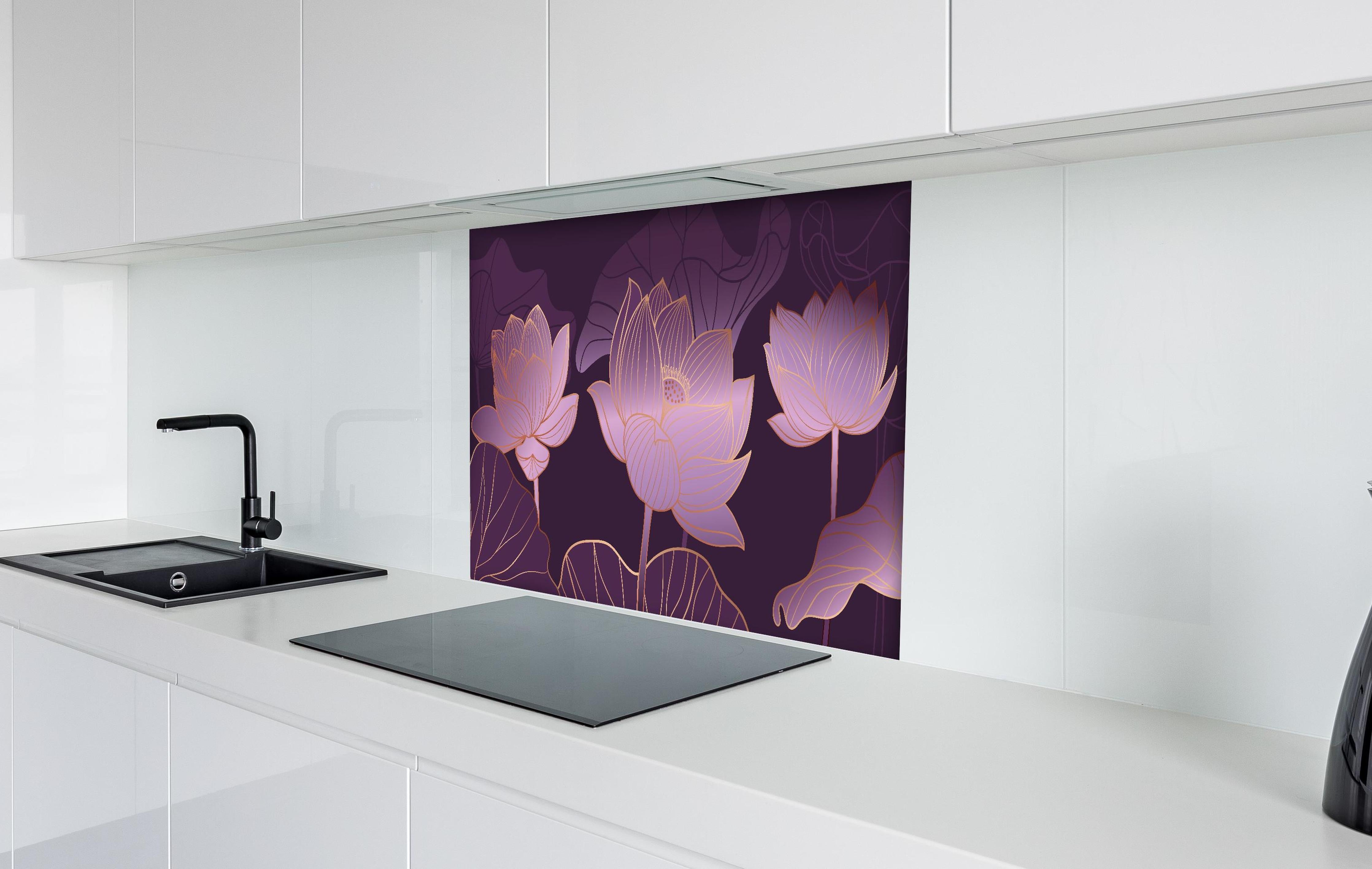 Spritzschutz - Rosa-lila Blüten hinter einem Cerankochfeld zwischen Holz-Kochutensilien