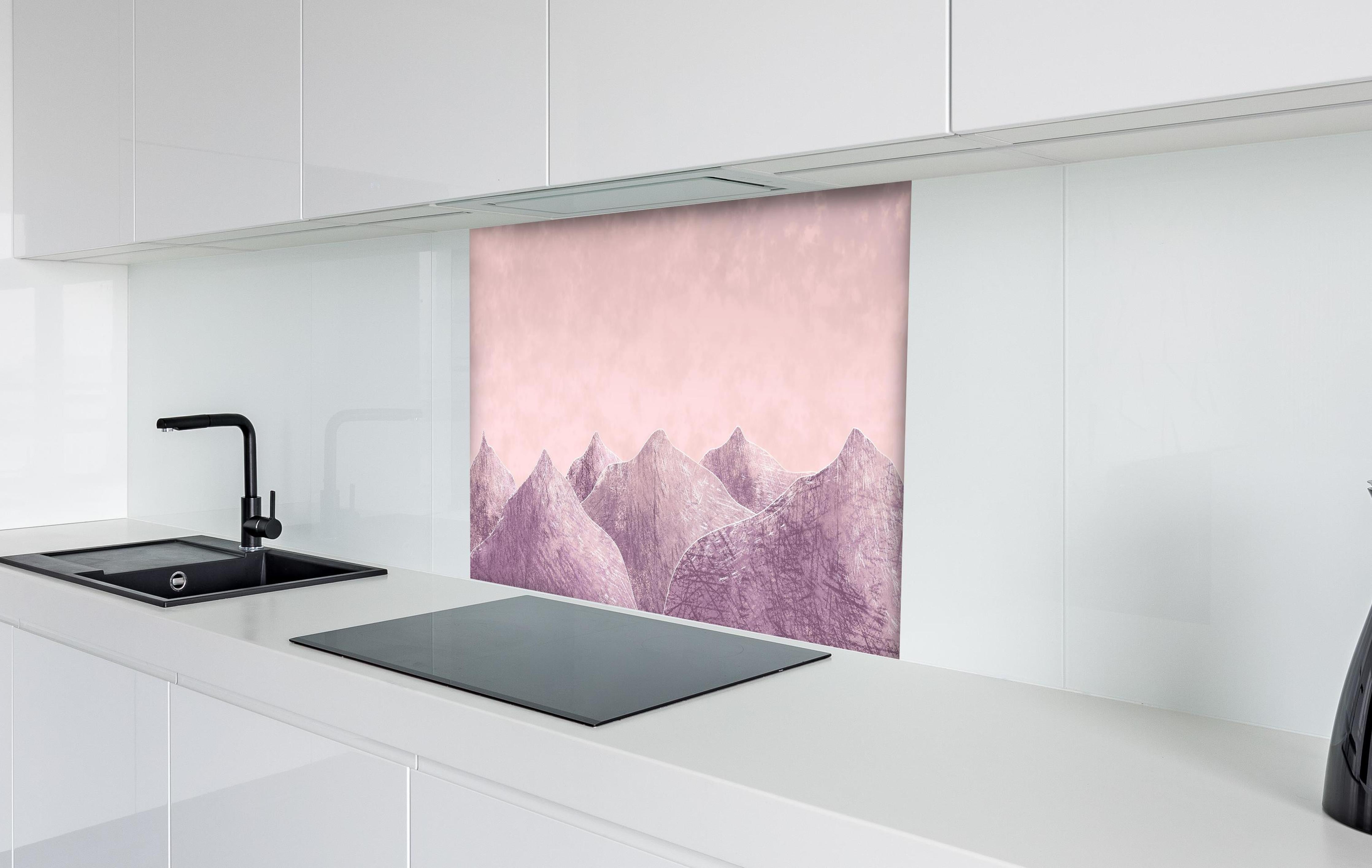 Spritzschutz - Rosa-lilane Berglandschaft - Kunstmalerei hinter einem Cerankochfeld zwischen Holz-Kochutensilien