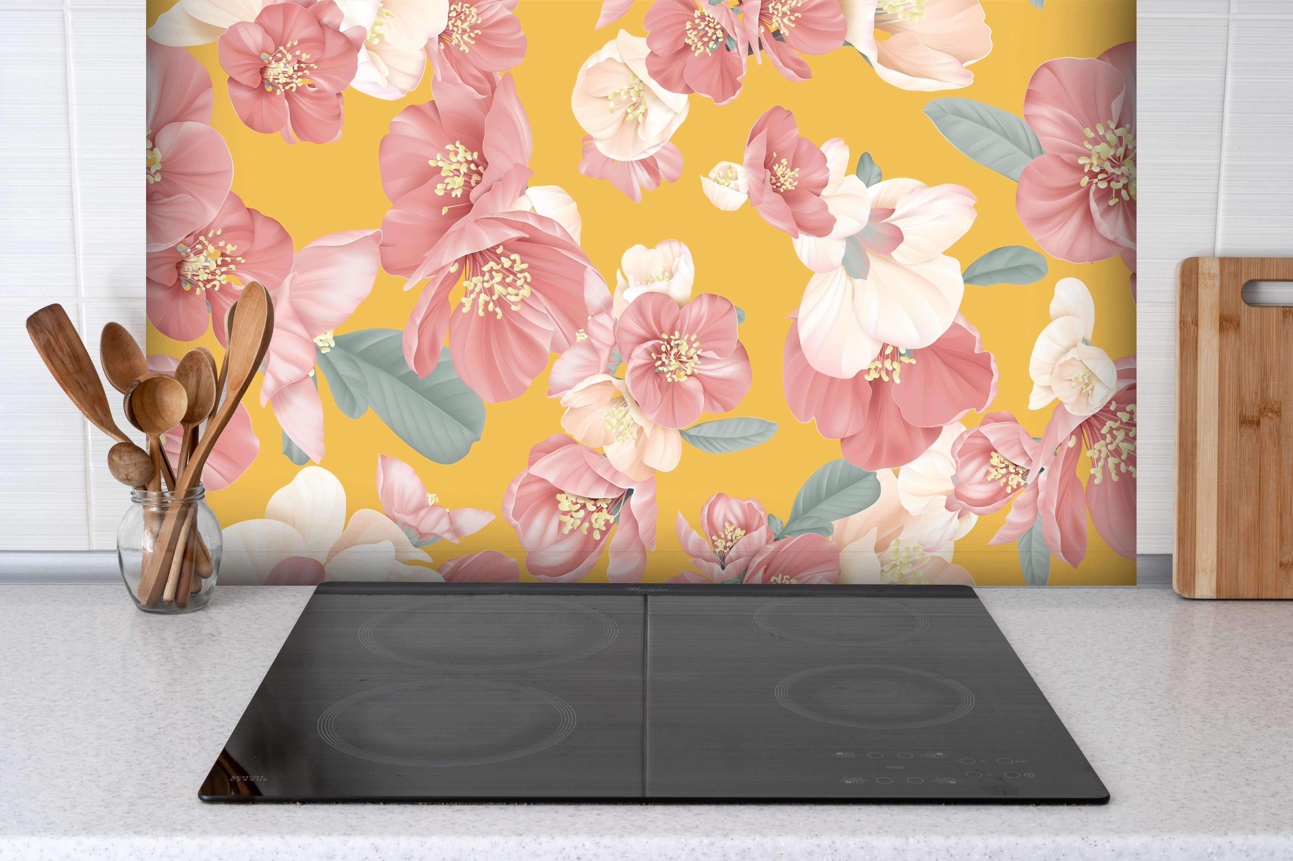 Spritzschutz - Rosa-weiße Blüten hinter einem Cerankochfeld zwischen Holz-Kochutensilien