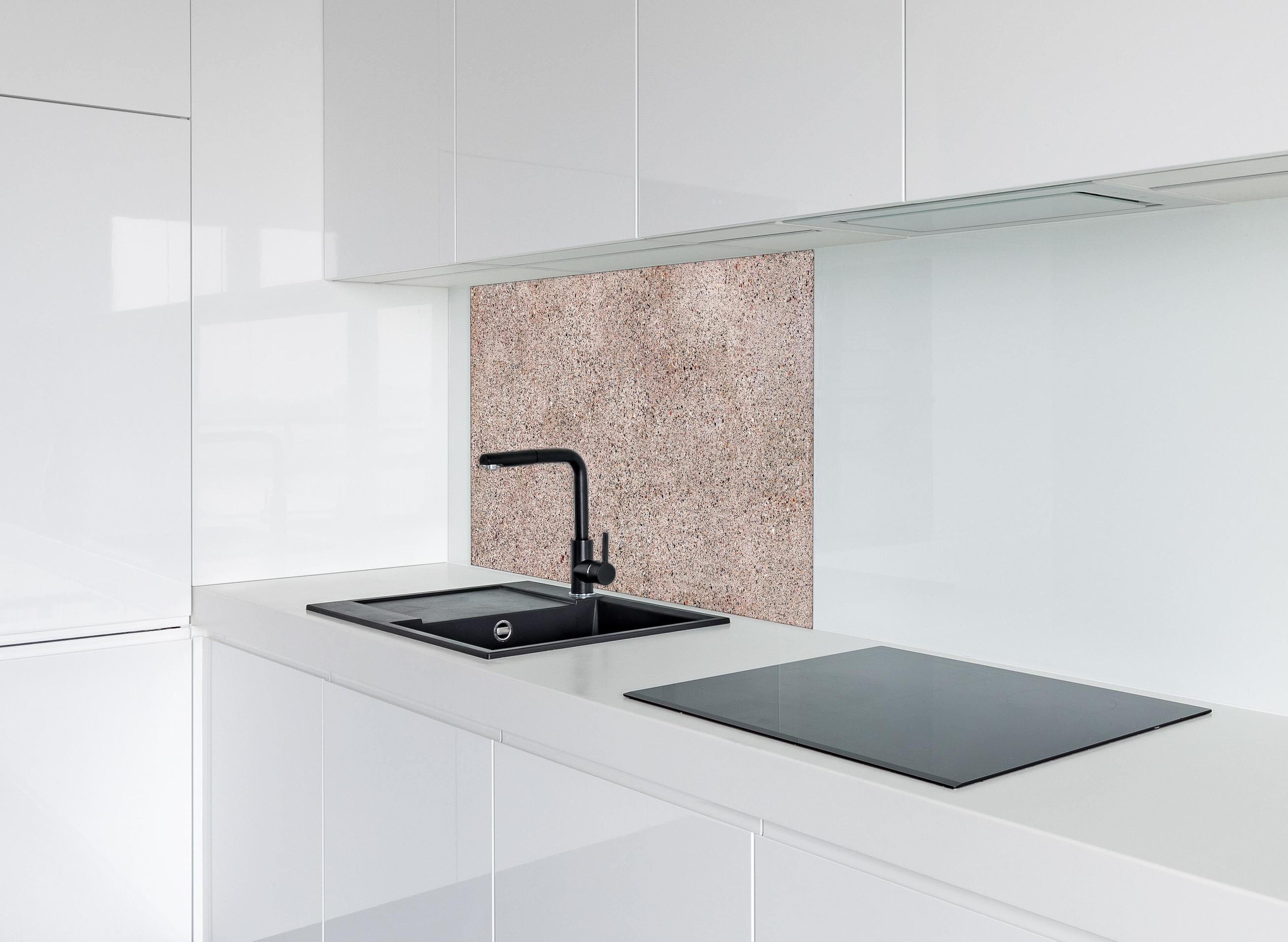 Spritzschutz - Rosafarbige natürliche Mosaiksteine hinter einem Cerankochfeld zwischen Holz-Kochutensilien