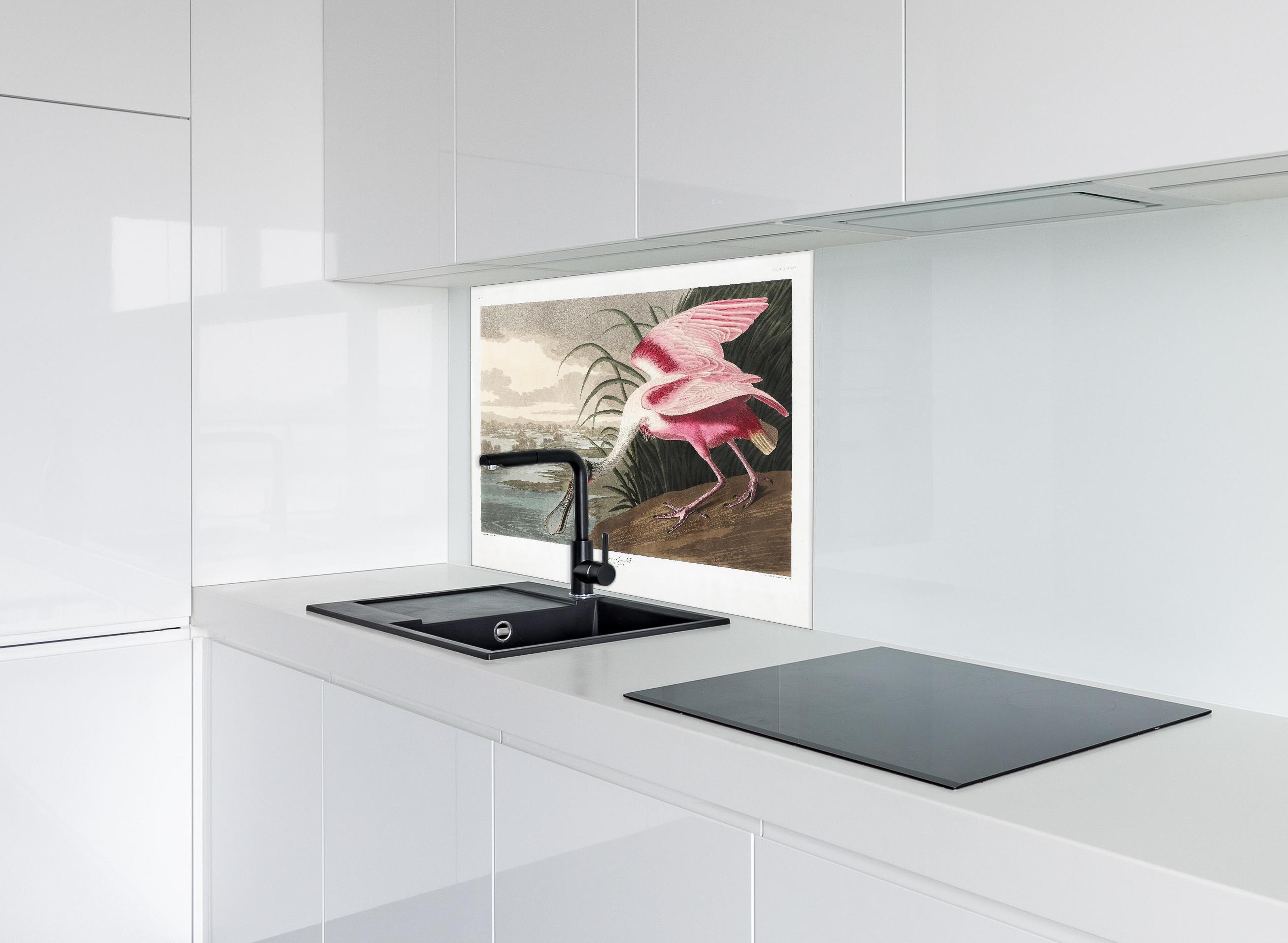 Spritzschutz - Rosalöffler hinter einem Cerankochfeld zwischen Holz-Kochutensilien