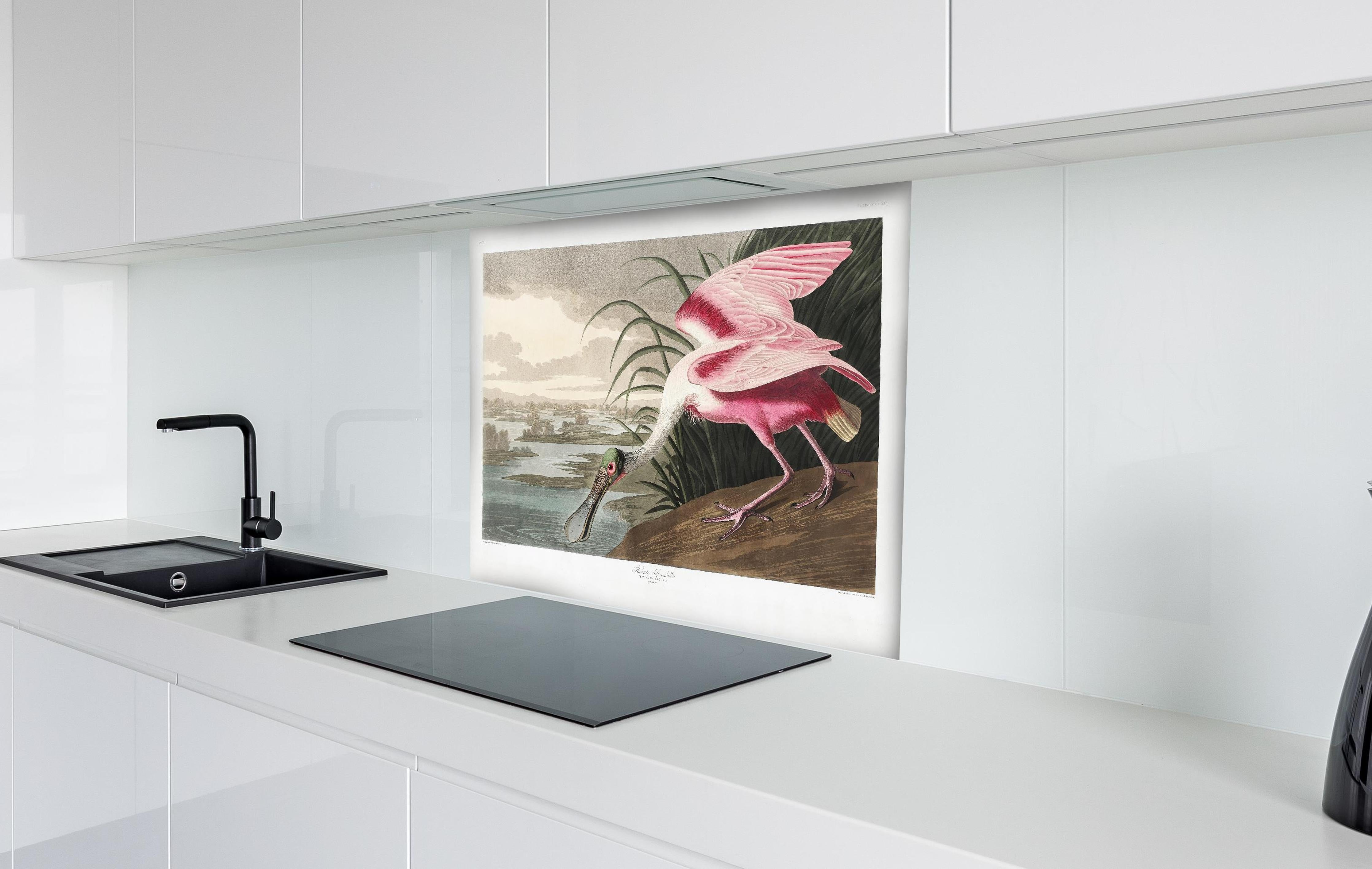 Spritzschutz - Rosalöffler hinter einem Cerankochfeld zwischen Holz-Kochutensilien