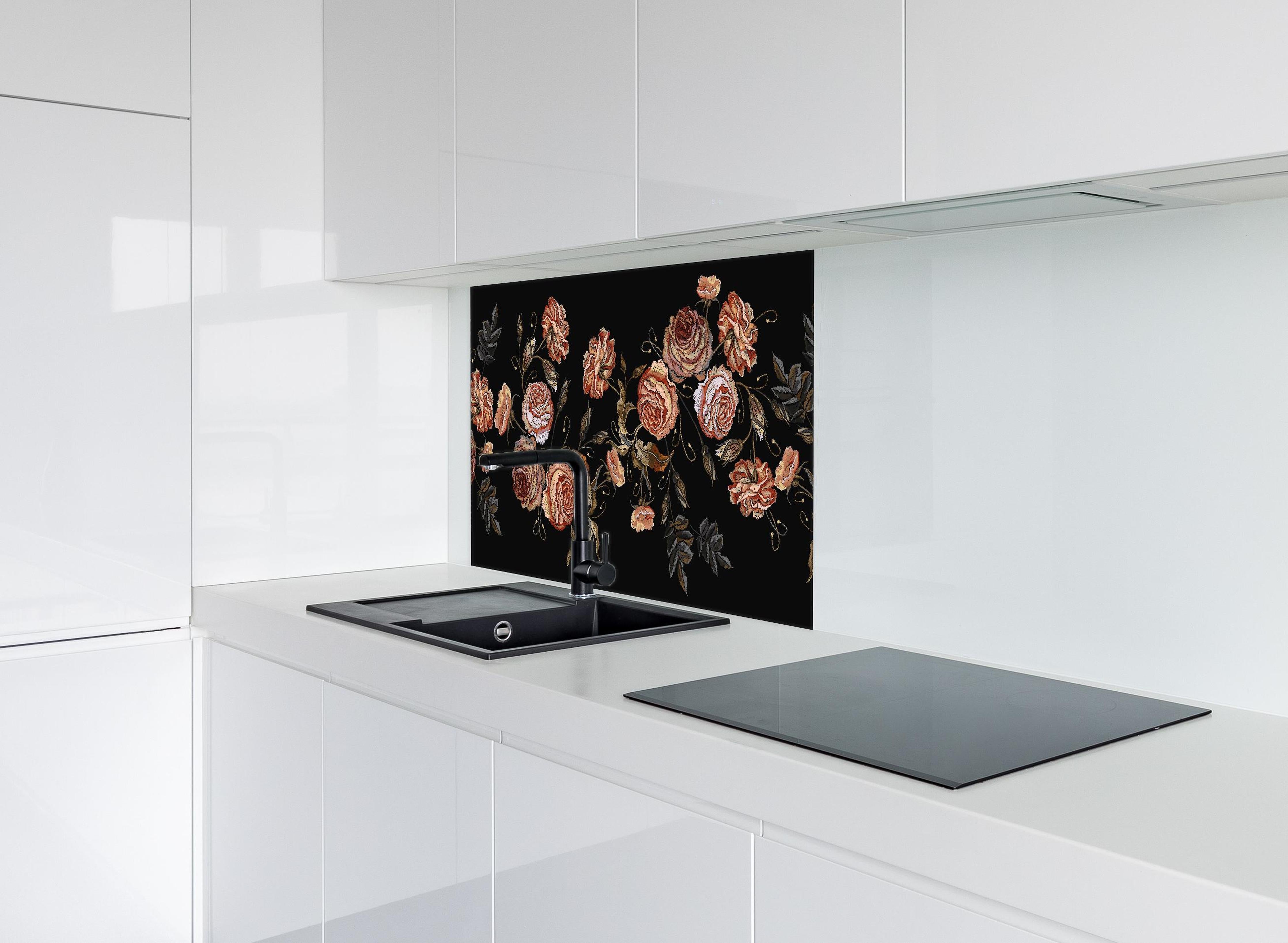 Spritzschutz - Rosen in der Dunkelheit hinter einem Cerankochfeld zwischen Holz-Kochutensilien