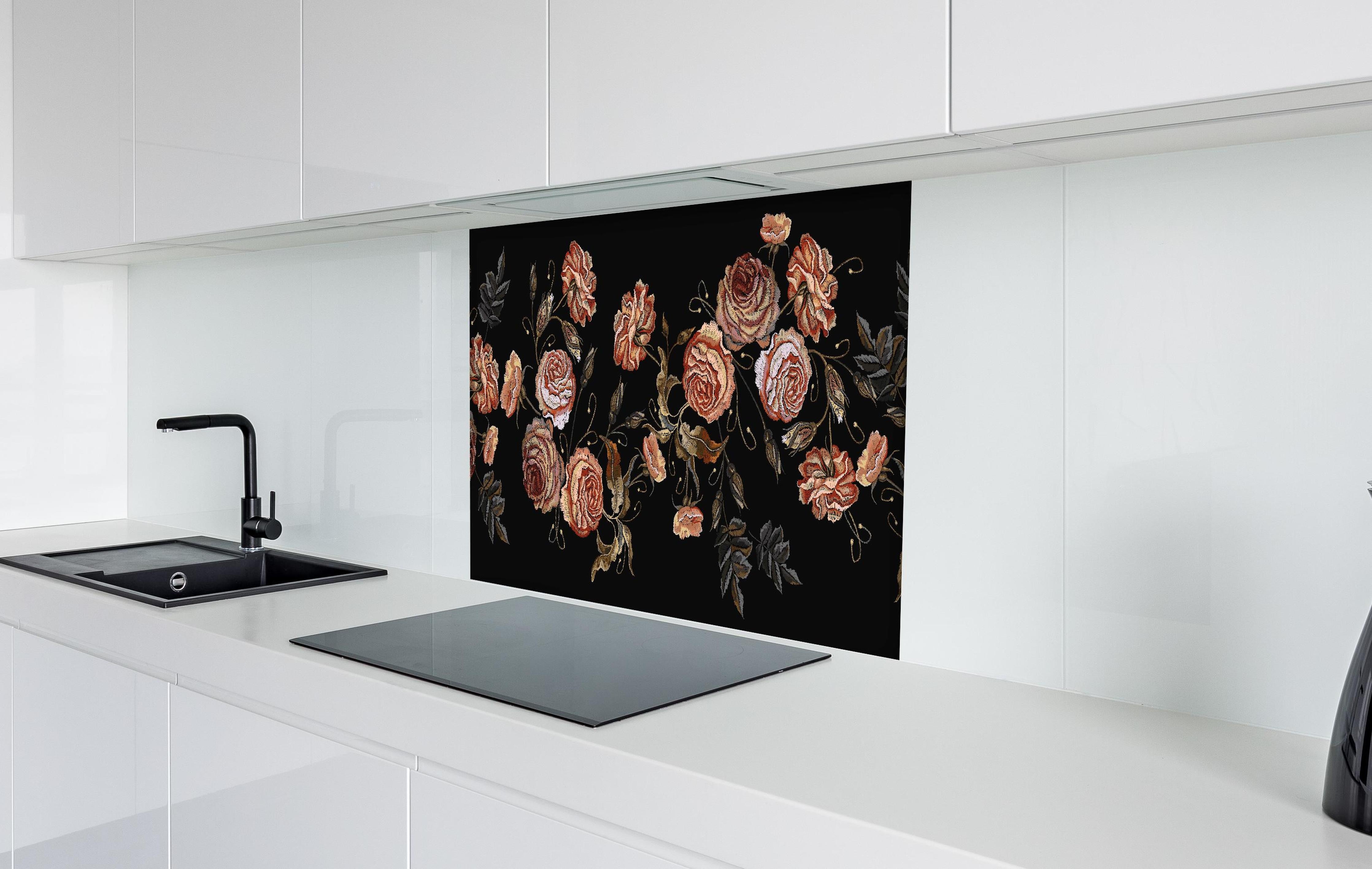 Spritzschutz - Rosen in der Dunkelheit hinter einem Cerankochfeld zwischen Holz-Kochutensilien