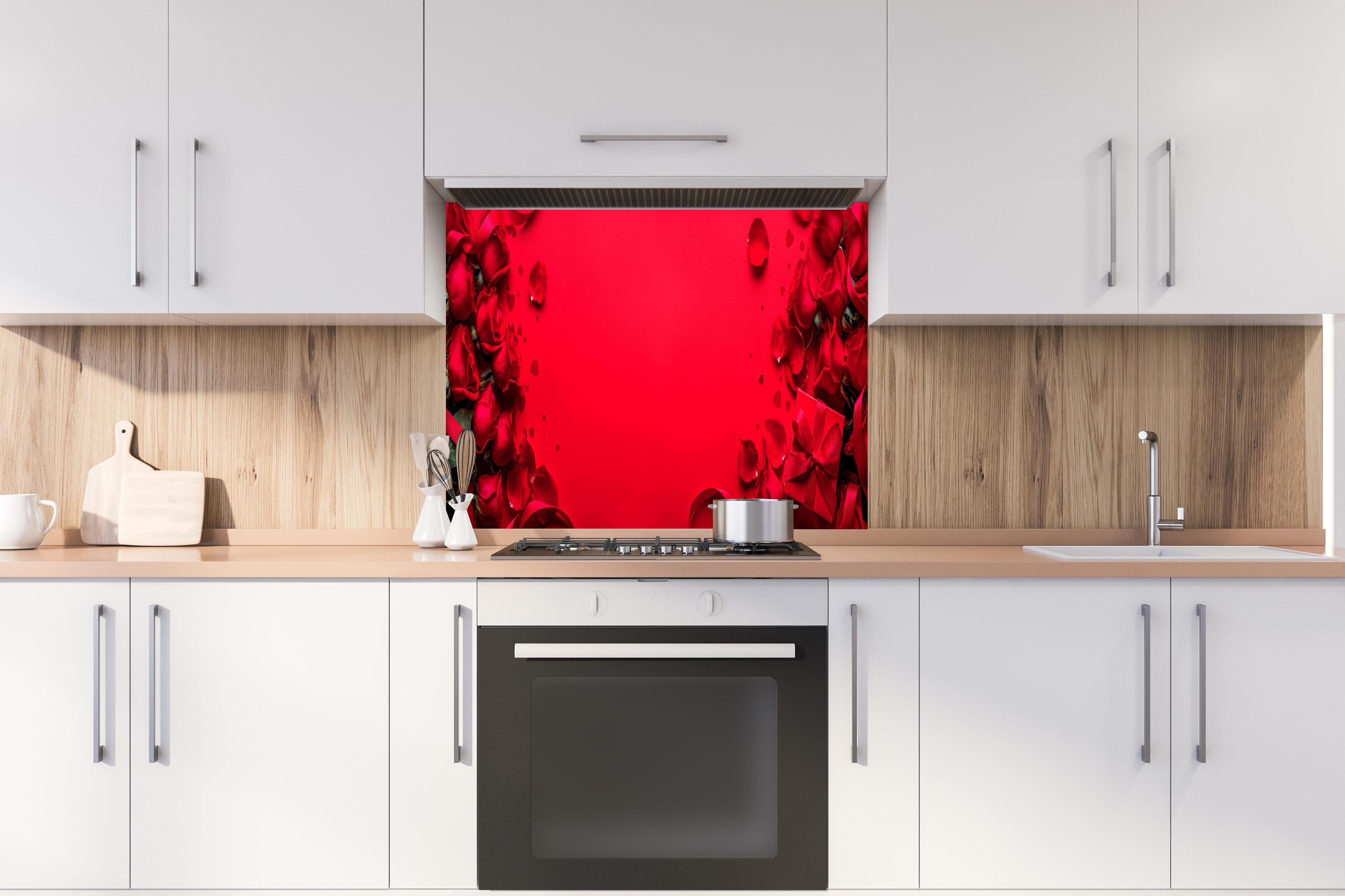 Spritzschutz - Rosengeschenk auf rotem Hintergrund hinter einem Cerankochfeld zwischen Holz-Kochutensilien