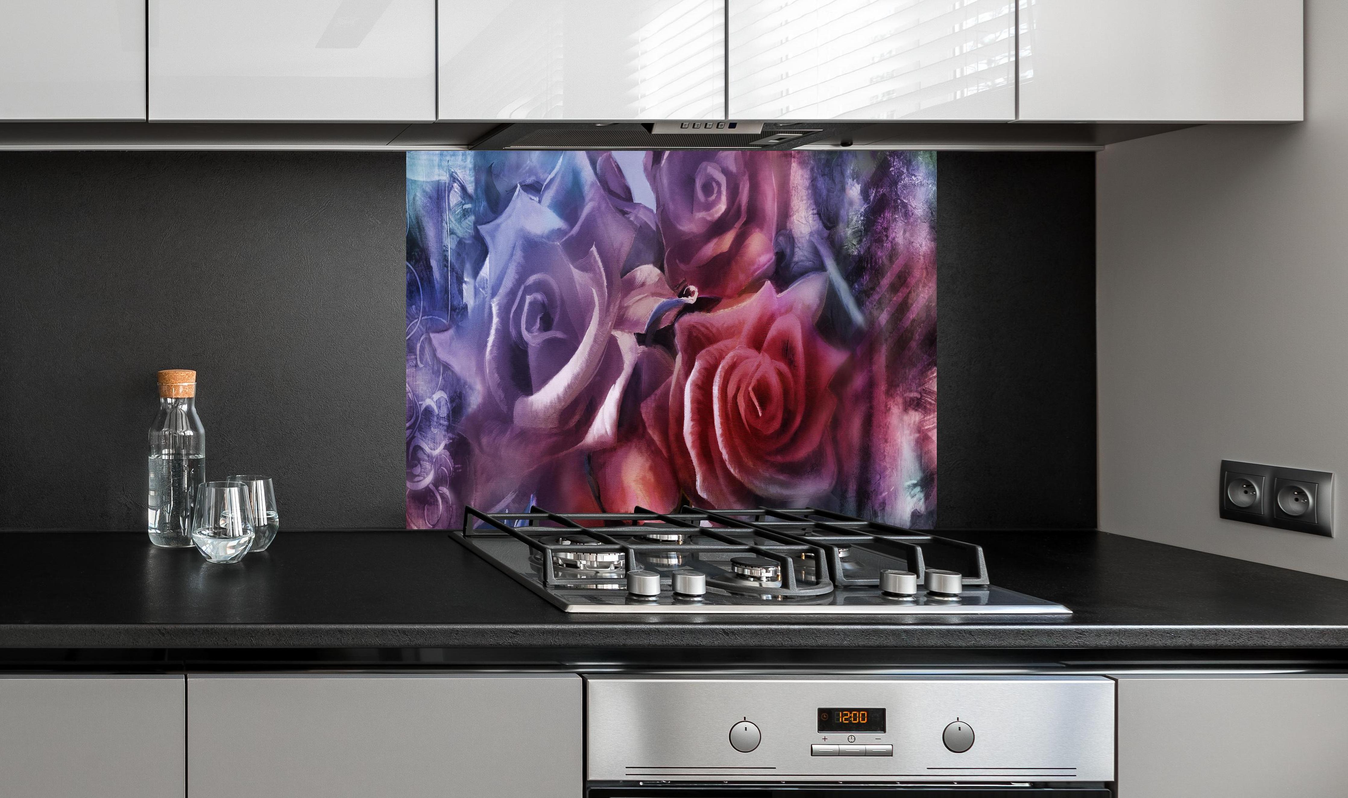 Spritzschutz - Rosenmalerei hinter einem Cerankochfeld zwischen Holz-Kochutensilien