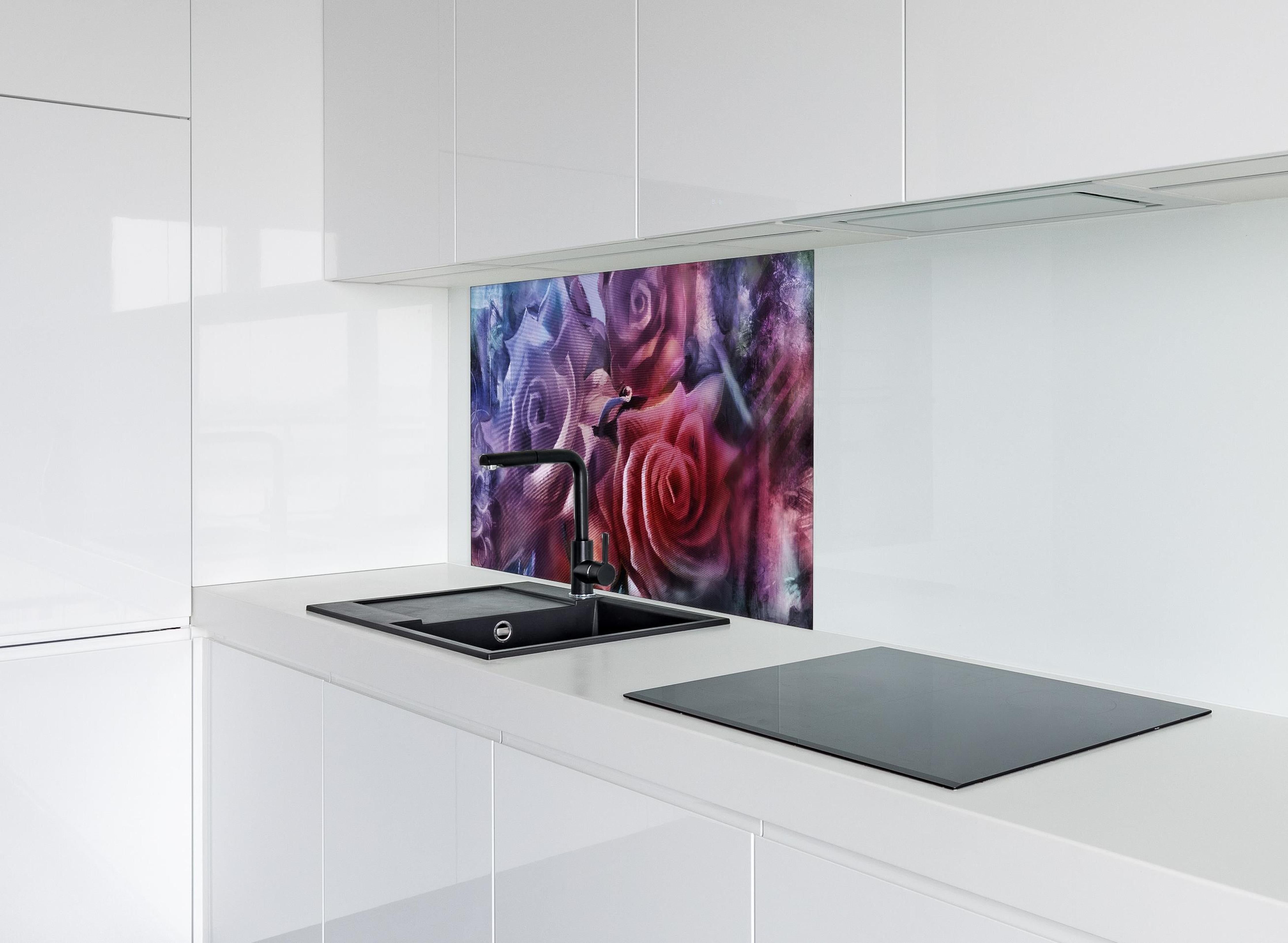 Spritzschutz - Rosenmalerei hinter einem Cerankochfeld zwischen Holz-Kochutensilien