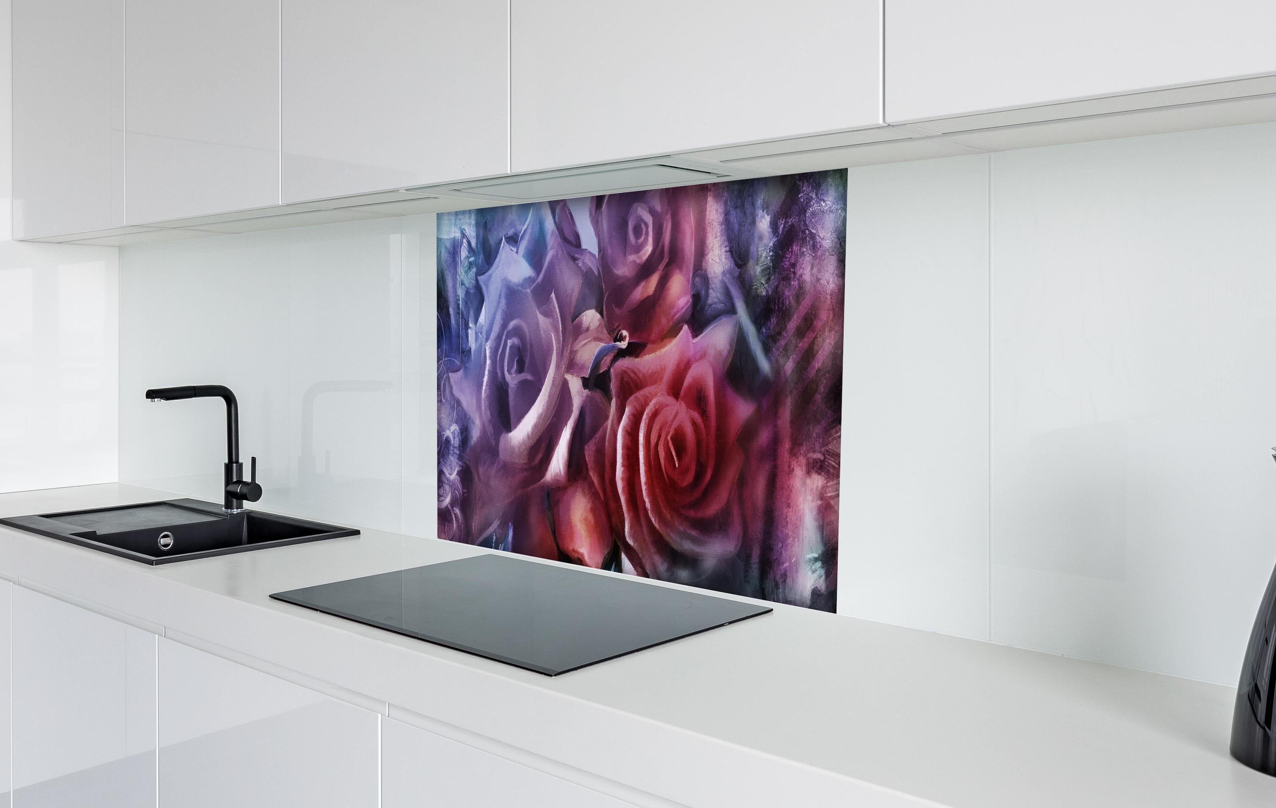 Spritzschutz - Rosenmalerei hinter einem Cerankochfeld zwischen Holz-Kochutensilien